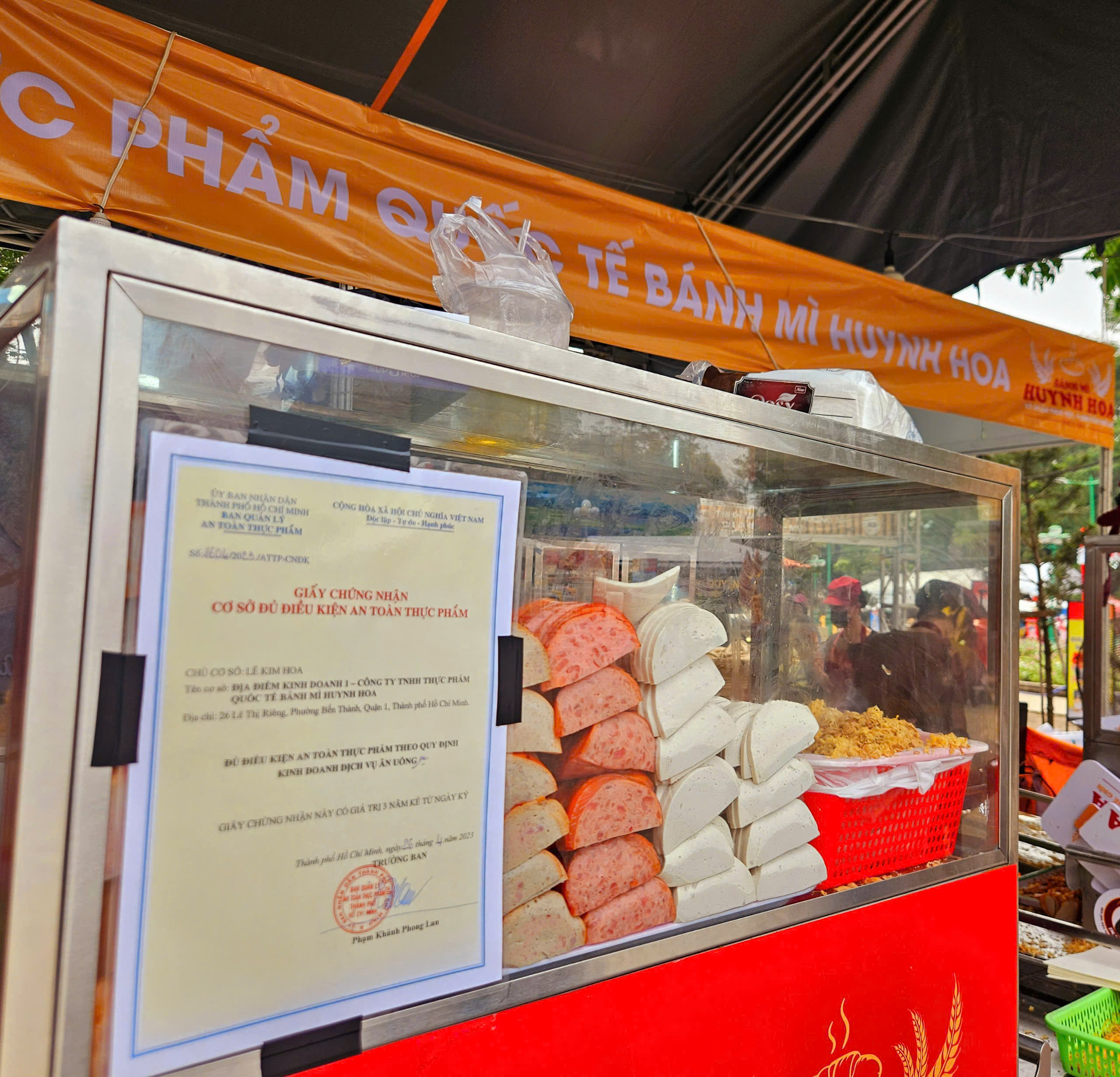 Khách đội nắng, xếp hàng giữa trưa chờ mua bánh mì tại lễ hội ở TP HCM- Ảnh 7.