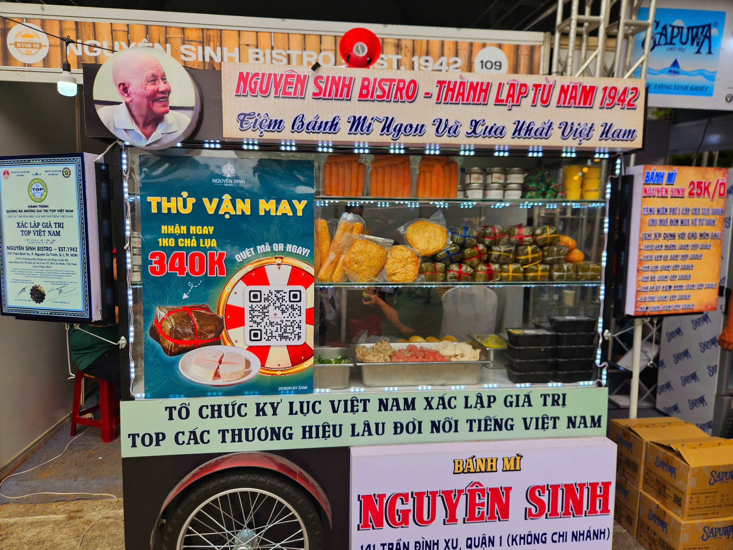 Khách đội nắng, xếp hàng giữa trưa chờ mua bánh mì tại lễ hội ở TP HCM- Ảnh 11.