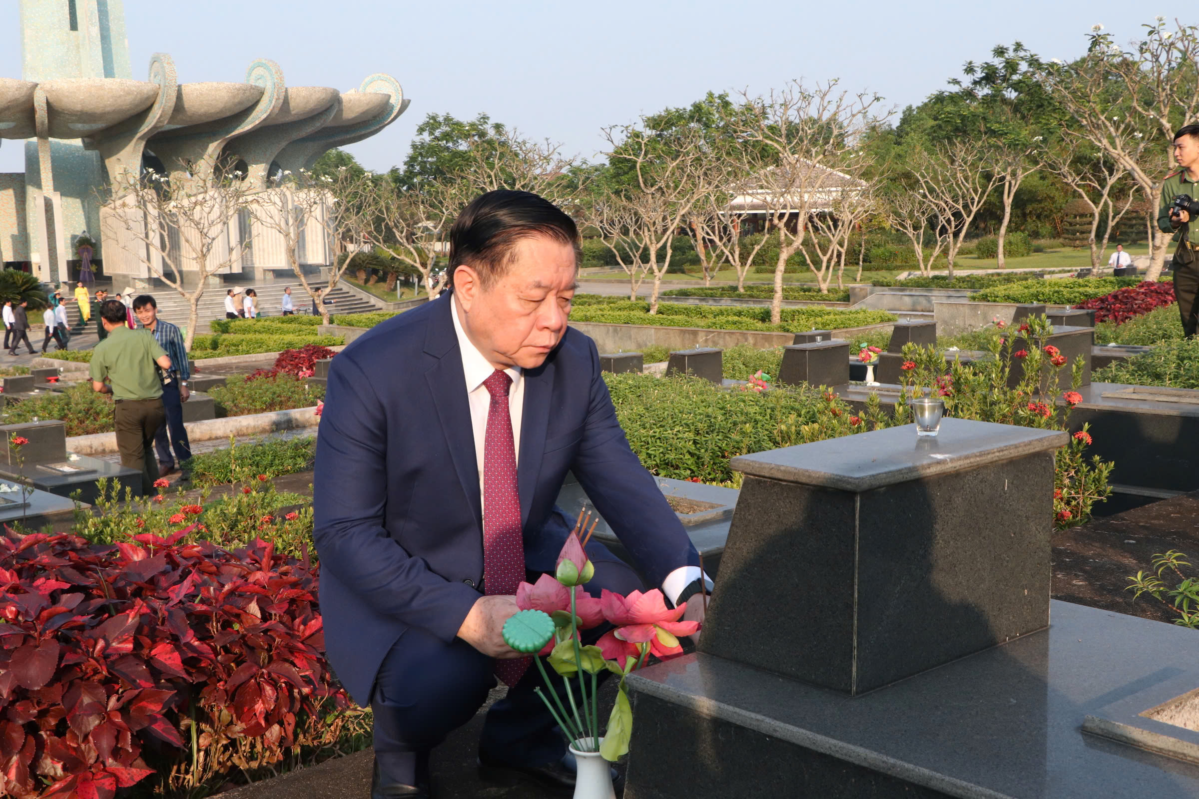 Trưởng Ban Tuyên giáo và Dân vận Trung ương dâng hương tưởng nhớ các Anh hùng Liệt sĩ- Ảnh 5.