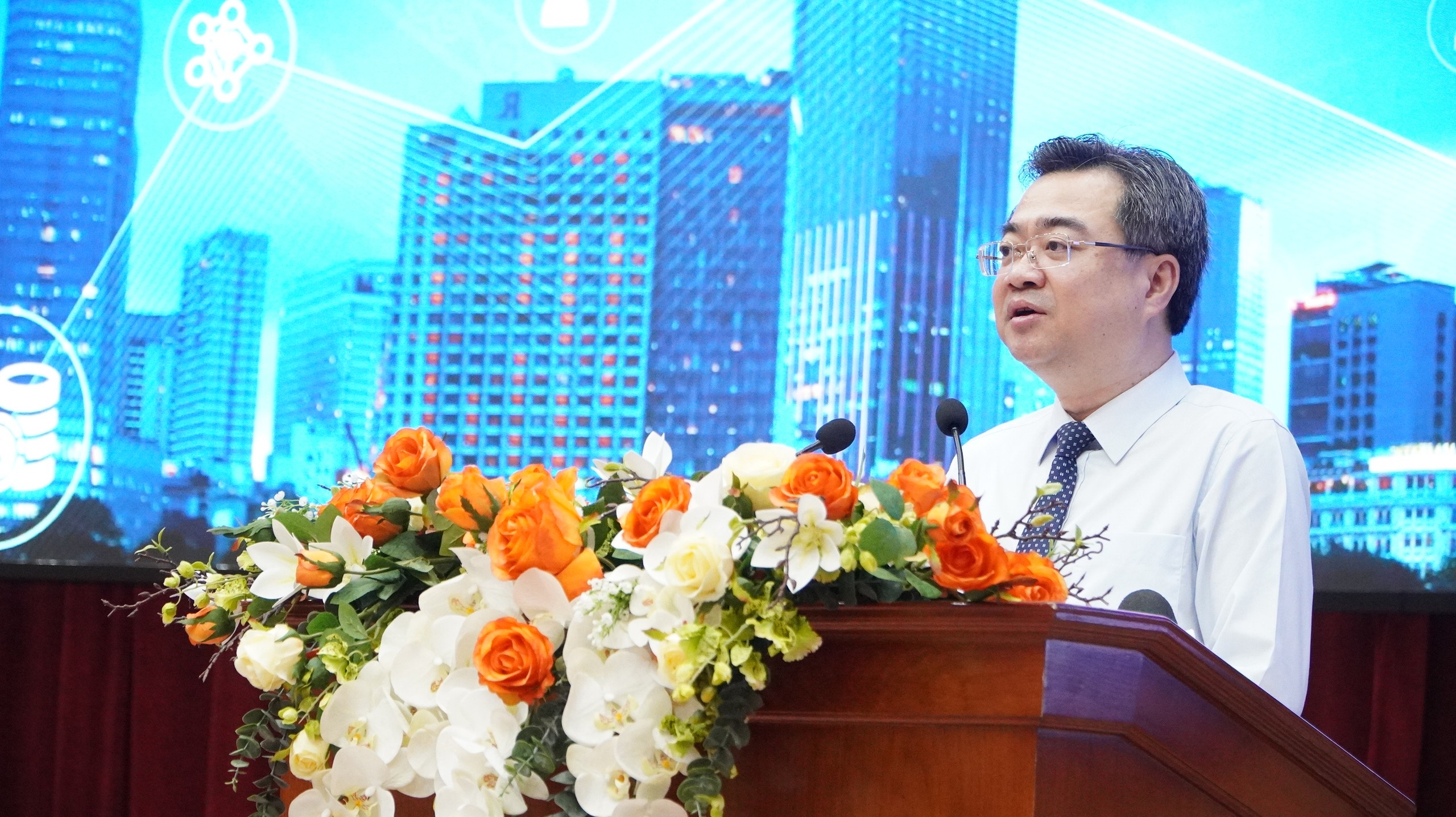 Hội thảo khoa học "TP HCM - Thành tựu 50 năm xây dựng, bảo vệ và phát triển"- Ảnh 2.