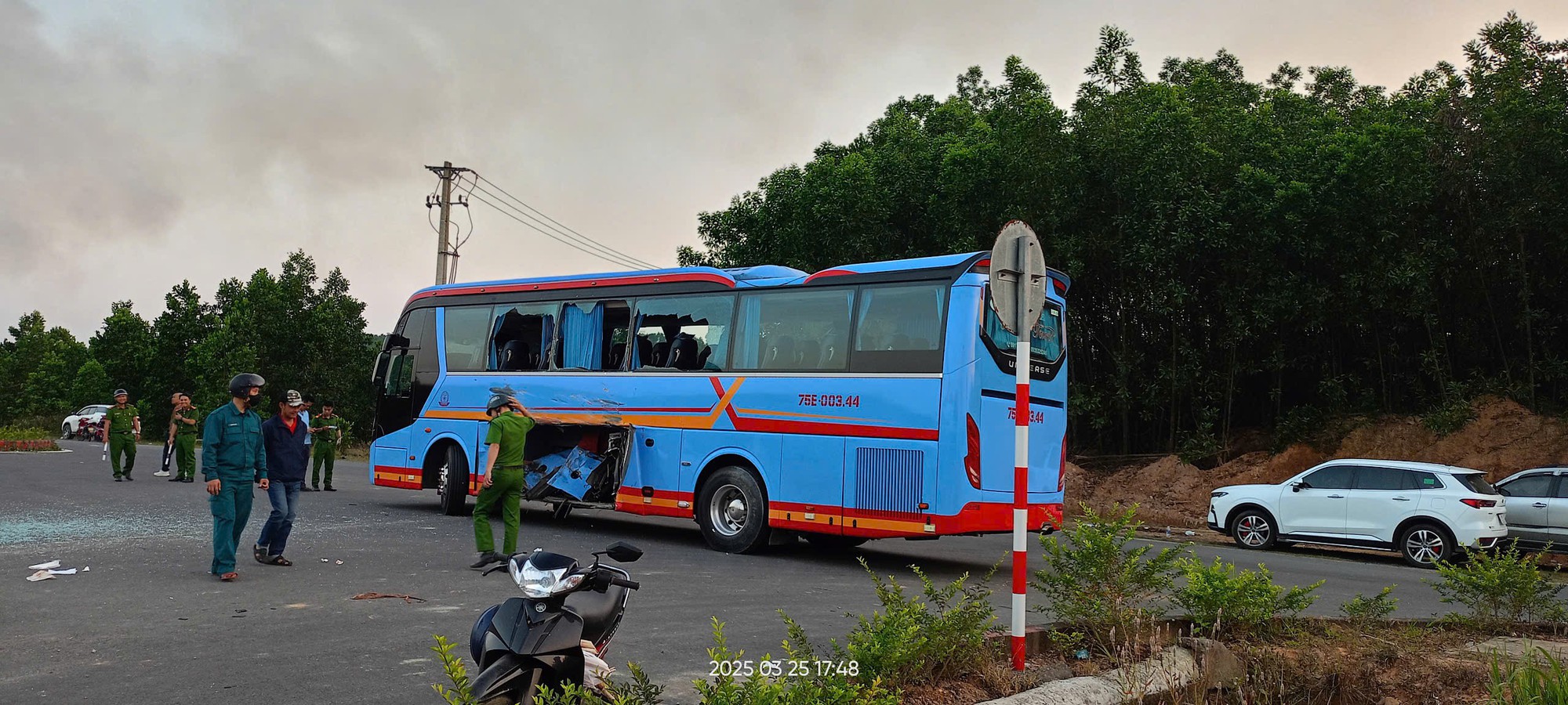 Th&ocirc;ng tin ban đầu, đo&agrave;n kh&aacute;ch tr&ecirc;n xe l&agrave; người nước ngo&agrave;i. May mắn kh&ocirc;ng c&oacute; th&ecirc;m thiệt hại về người