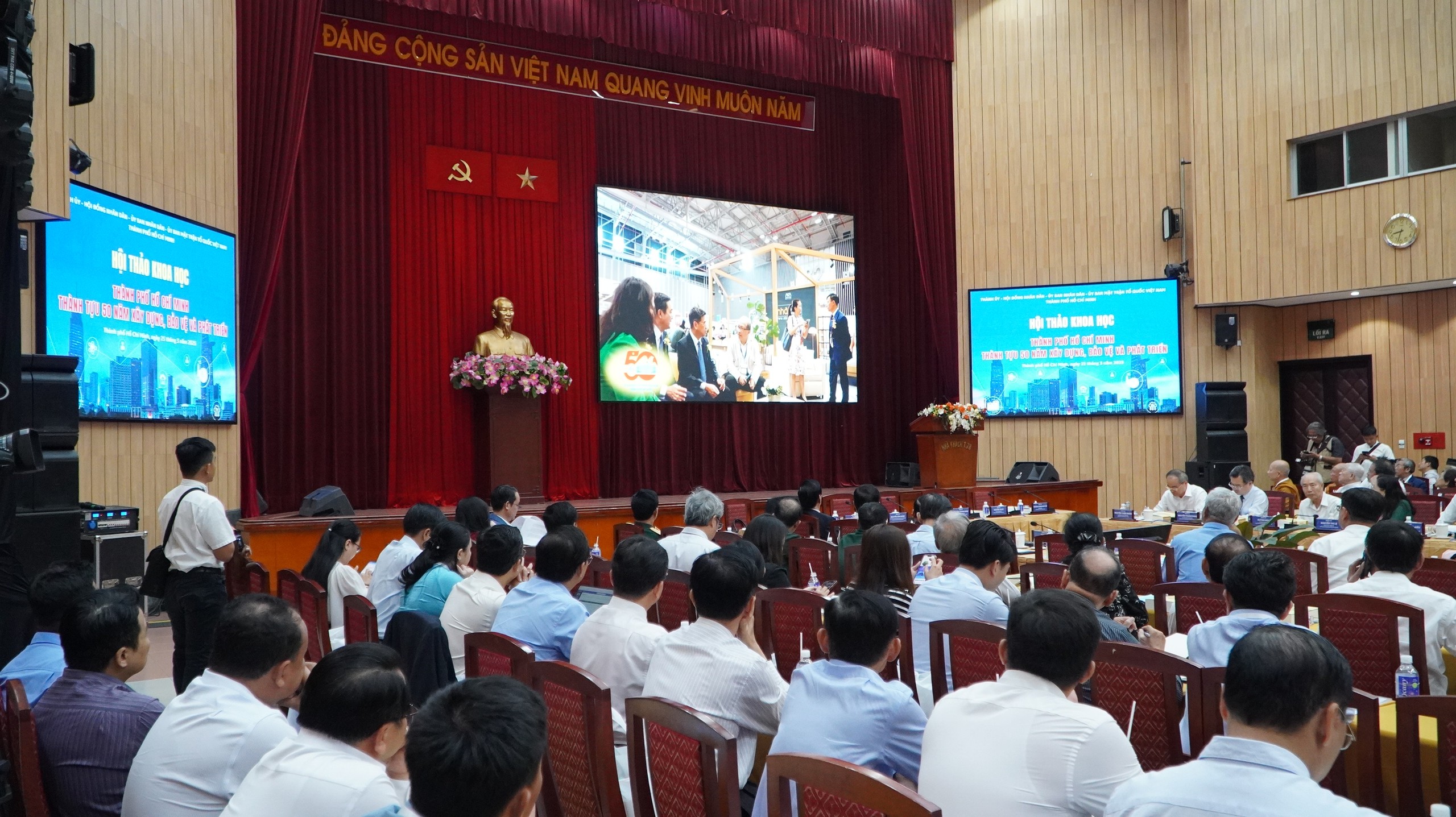 Hội thảo khoa học "TP HCM - Thành tựu 50 năm xây dựng, bảo vệ và phát triển"- Ảnh 1.