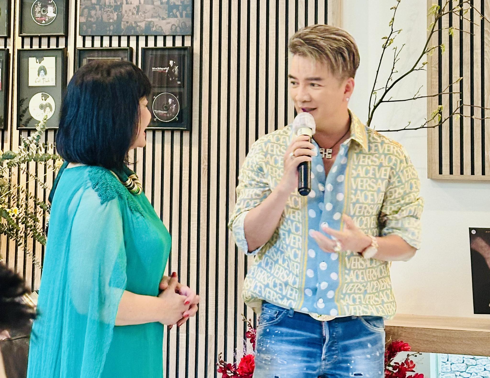 Đ&agrave;m Vĩnh Hưng, Quang Dũng, Dương Triệu Vũ ch&uacute;c mừng Cẩm V&acirc;n ra đĩa than "Vết lăn trầm"- Ảnh 8.