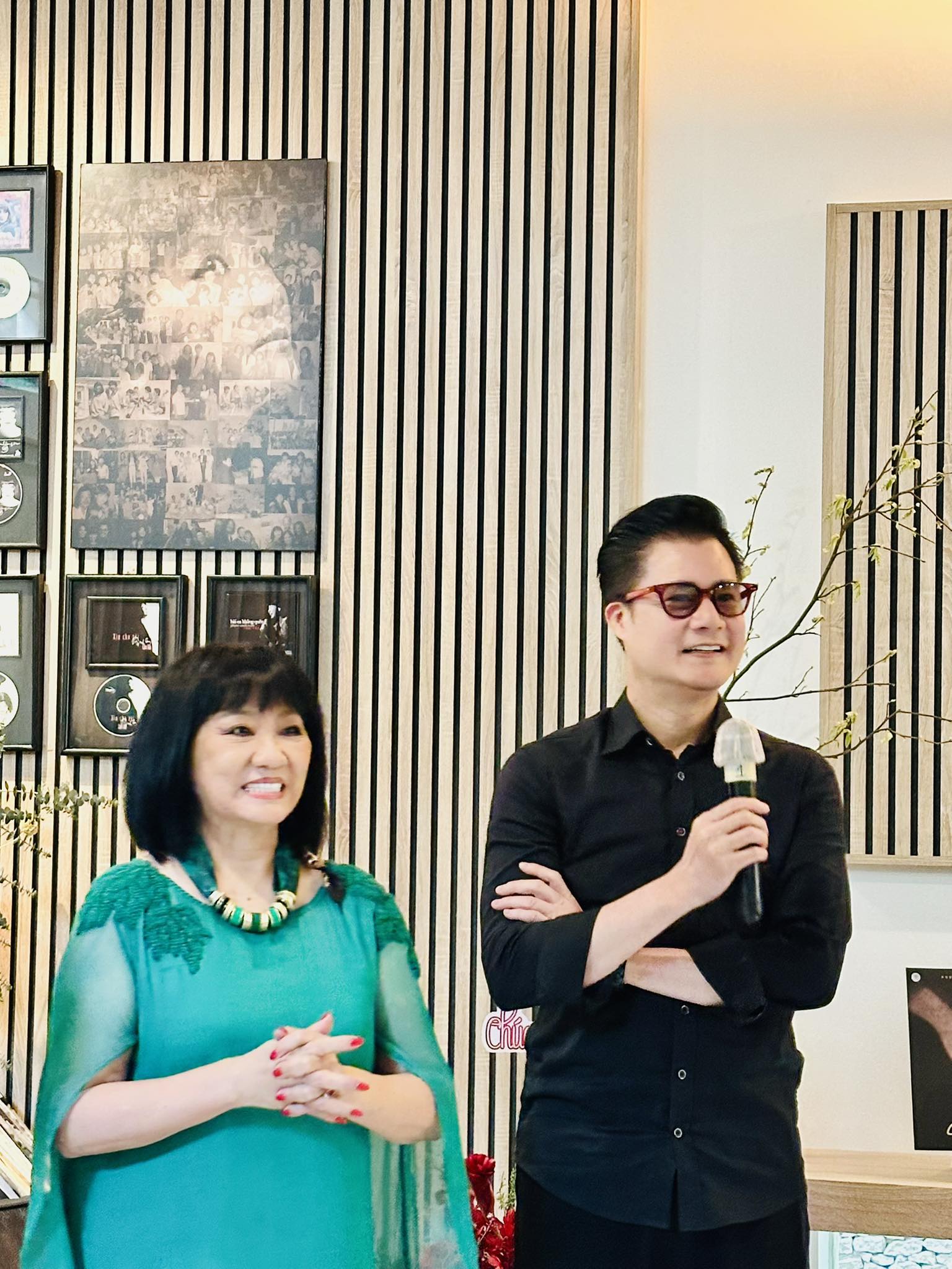 Đ&agrave;m Vĩnh Hưng, Quang Dũng, Dương Triệu Vũ ch&uacute;c mừng Cẩm V&acirc;n ra đĩa than "Vết lăn trầm"- Ảnh 5.