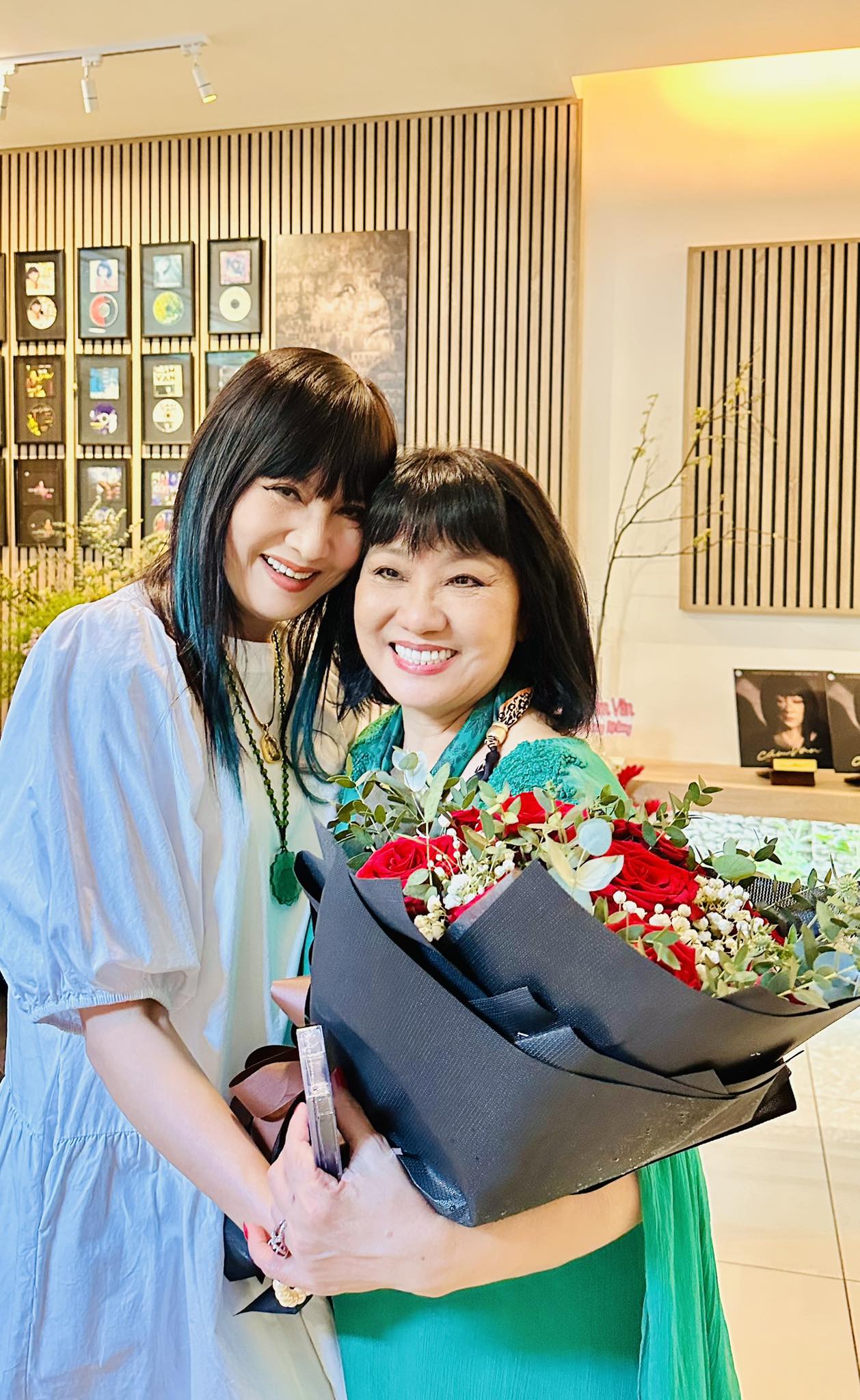 Đ&agrave;m Vĩnh Hưng, Quang Dũng, Dương Triệu Vũ ch&uacute;c mừng Cẩm V&acirc;n ra đĩa than "Vết lăn trầm"- Ảnh 3.