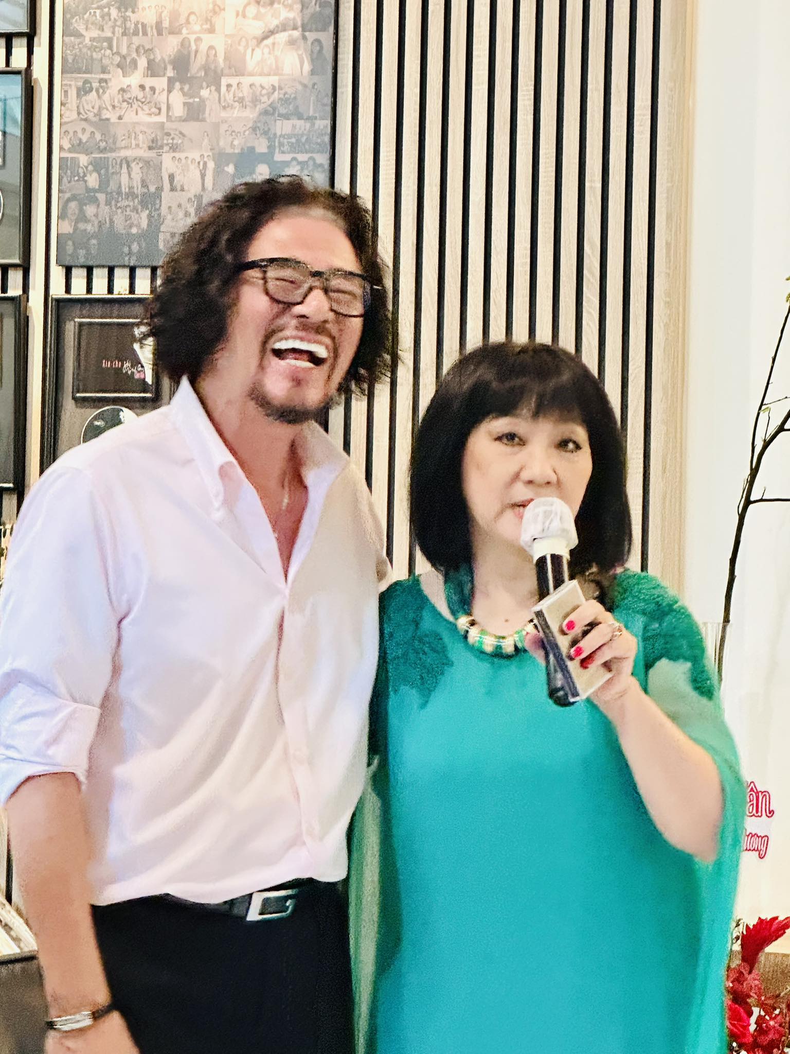 Đ&agrave;m Vĩnh Hưng, Quang Dũng, Dương Triệu Vũ ch&uacute;c mừng Cẩm V&acirc;n ra đĩa than "Vết lăn trầm"- Ảnh 4.