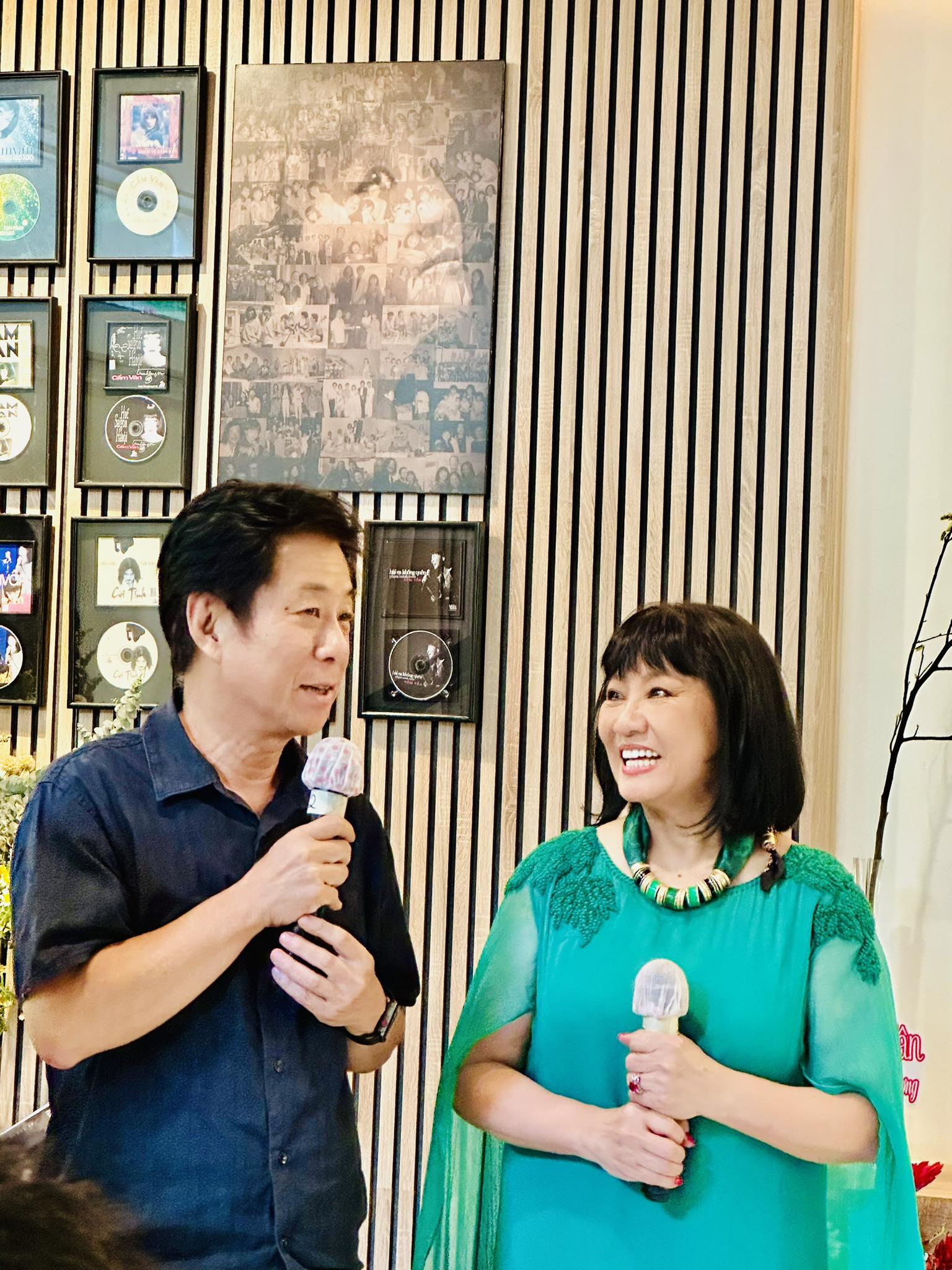 Đ&agrave;m Vĩnh Hưng, Quang Dũng, Dương Triệu Vũ ch&uacute;c mừng Cẩm V&acirc;n ra đĩa than "Vết lăn trầm"- Ảnh 2.