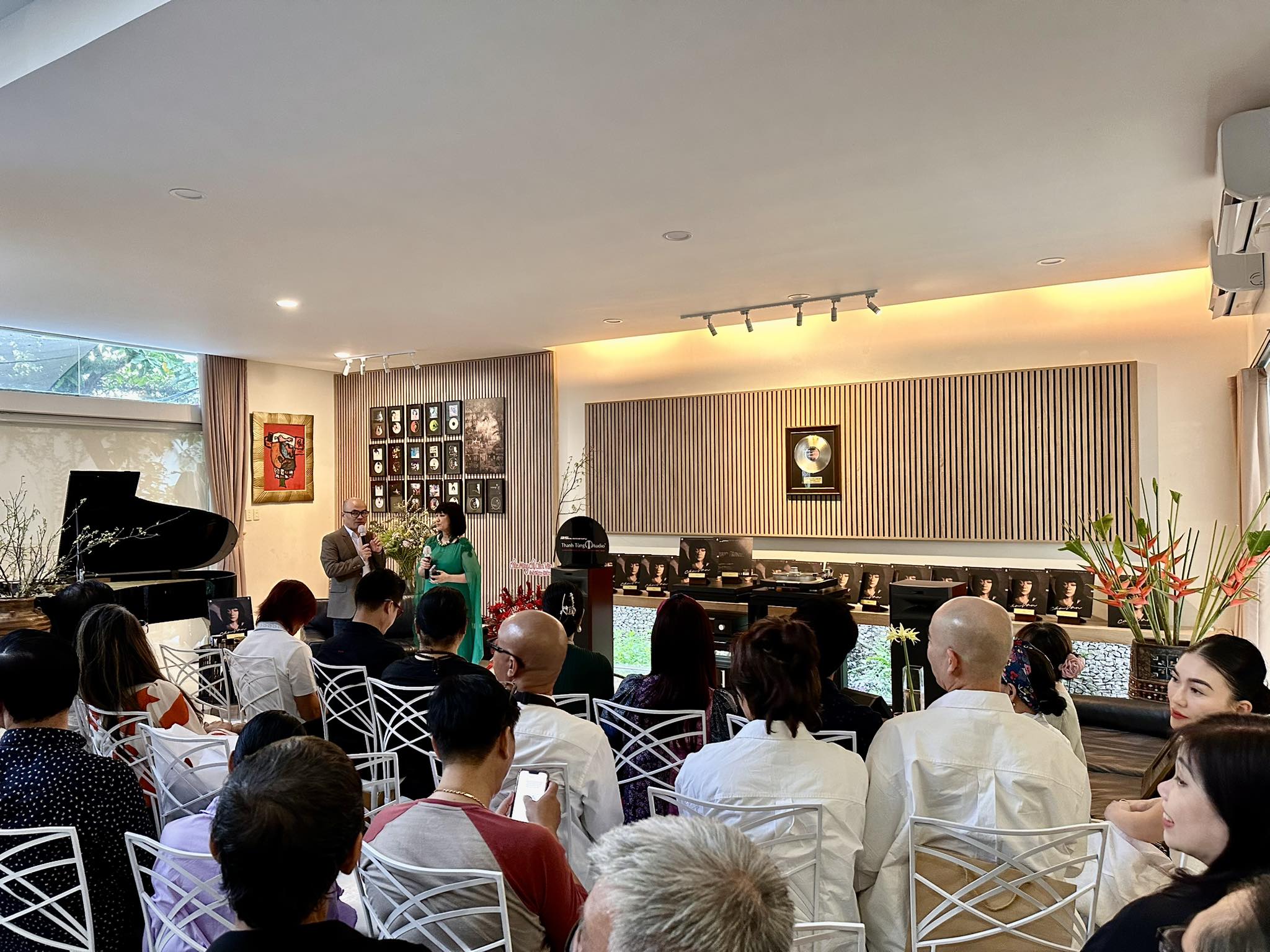 Đ&agrave;m Vĩnh Hưng, Quang Dũng, Dương Triệu Vũ ch&uacute;c mừng Cẩm V&acirc;n ra đĩa than "Vết lăn trầm"- Ảnh 7.