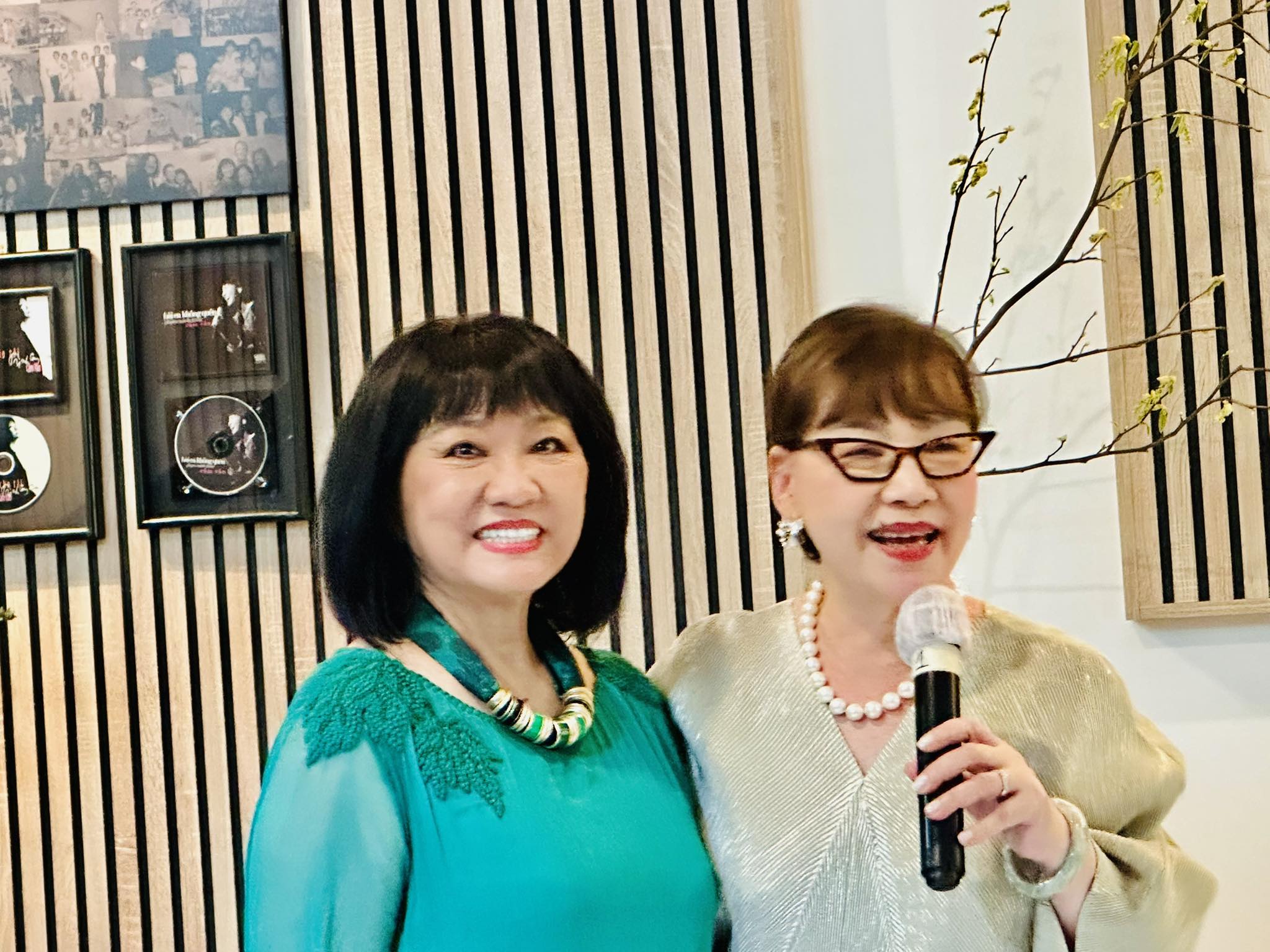 Đ&agrave;m Vĩnh Hưng, Quang Dũng, Dương Triệu Vũ ch&uacute;c mừng Cẩm V&acirc;n ra đĩa than "Vết lăn trầm"- Ảnh 6.