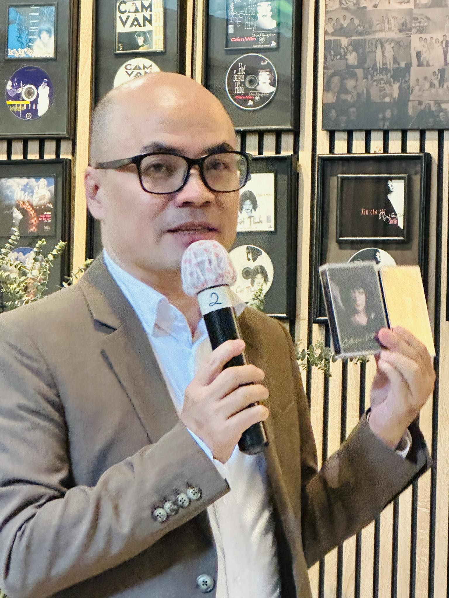 Đ&agrave;m Vĩnh Hưng, Quang Dũng, Dương Triệu Vũ ch&uacute;c mừng Cẩm V&acirc;n ra đĩa than "Vết lăn trầm"- Ảnh 9.