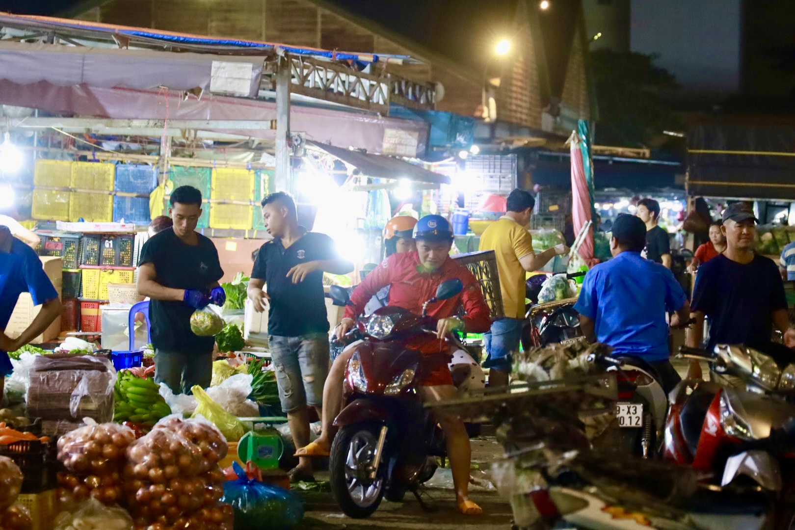Thành phố về đêm (*): Thức trắng ở chợ nông sản- Ảnh 1.