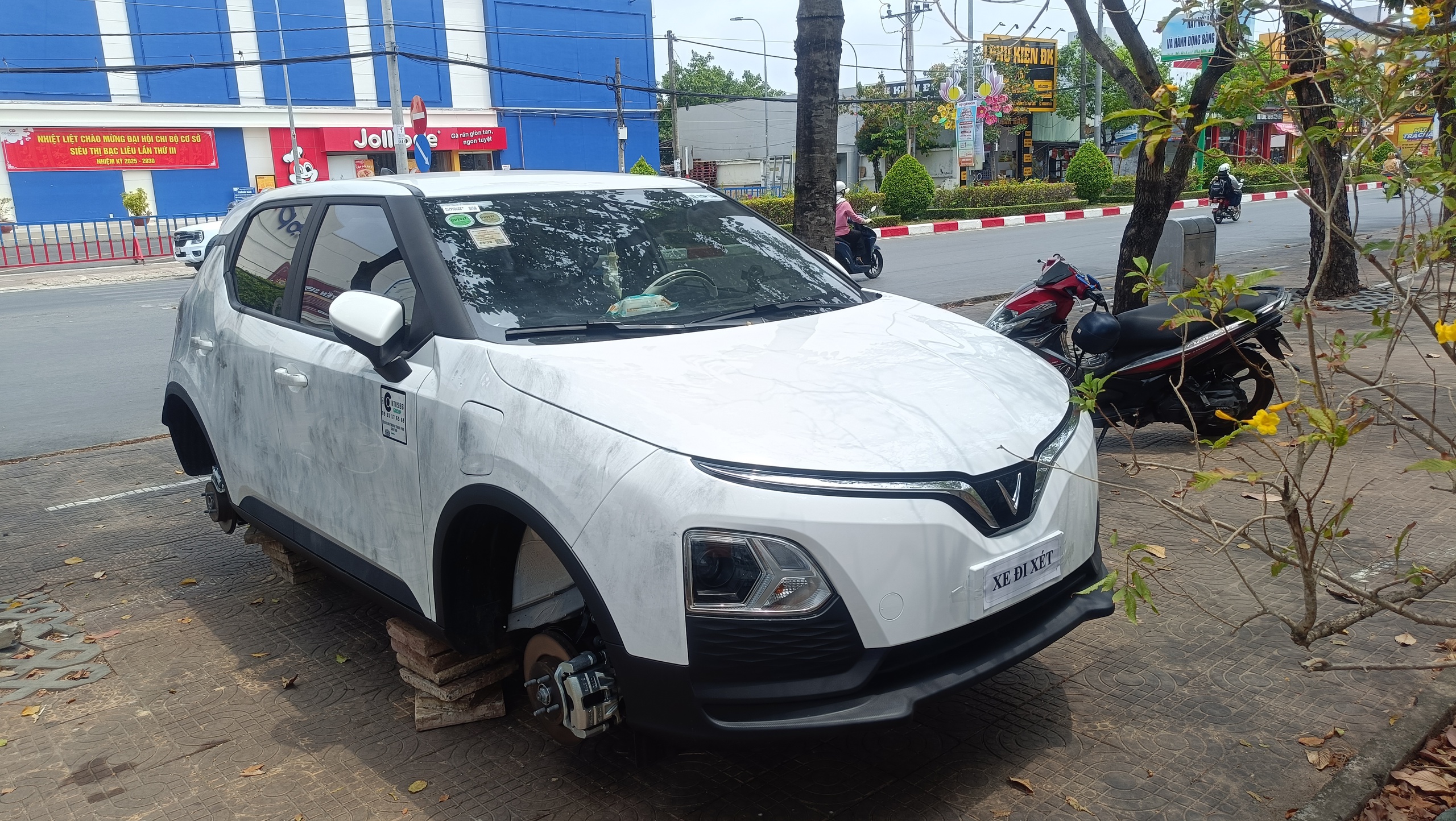 Nghi phạm trộm 4 bánh xe ô tô ở Bạc Liêu đến công an đầu thú- Ảnh 1.