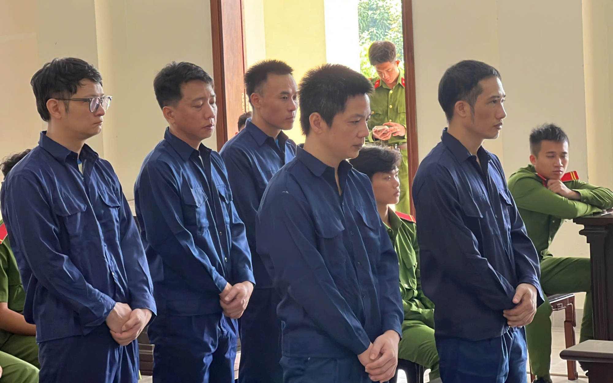 Toà áp dụng chính sách khoan hồng đặc biệt cho 5 cựu đăng kiểm viên