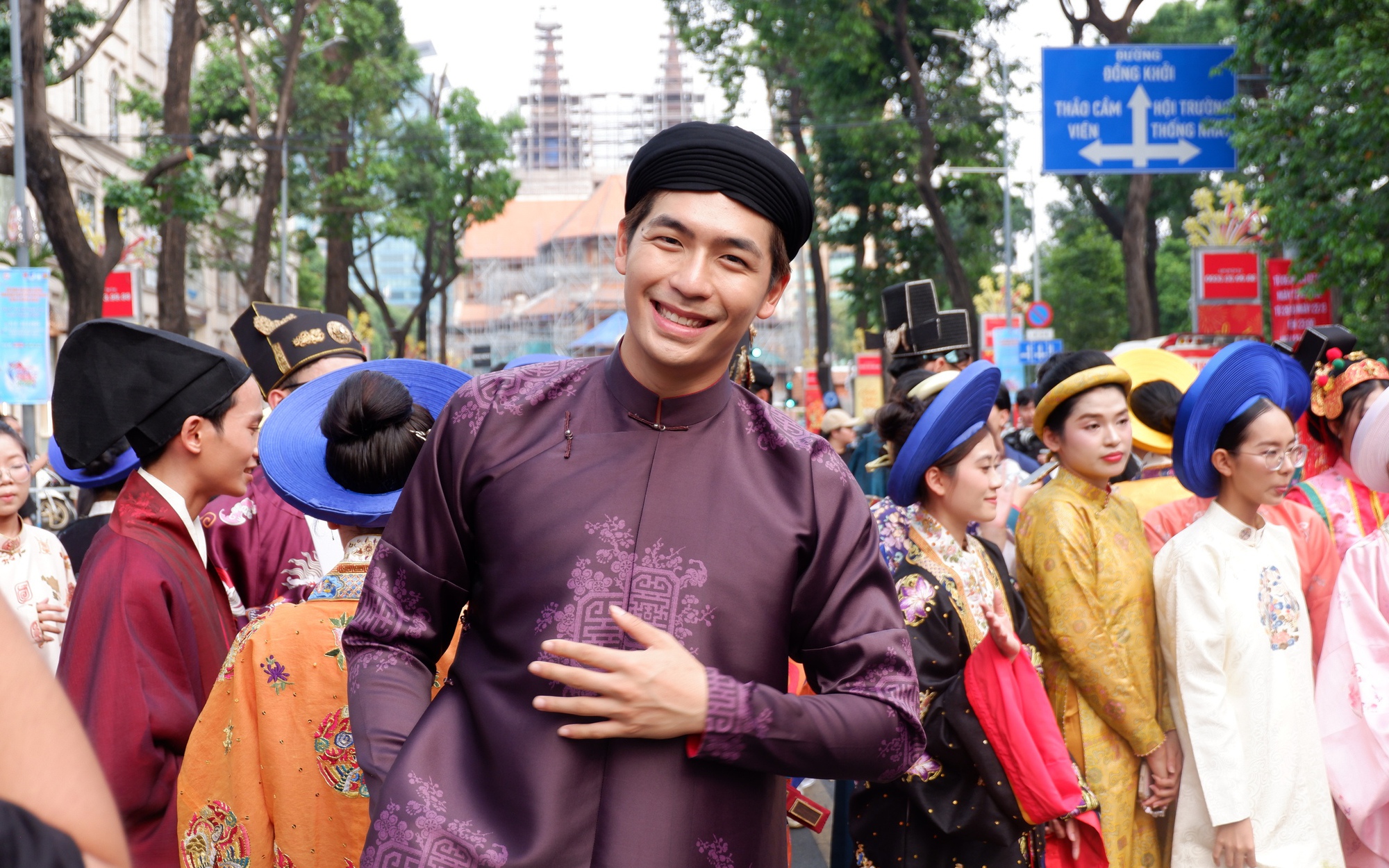Đạo diễn Victor Vũ: "Tôi luôn muốn tôn vinh vẻ đẹp Việt phục trong phim"