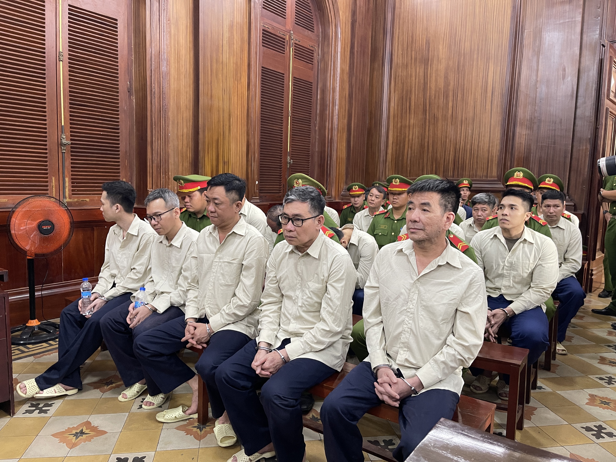 Cựu giám đốc sở tỉnh An Giang đính chính 17 lần nhận hối lộ chứ không phải 20 lần!- Ảnh 1.