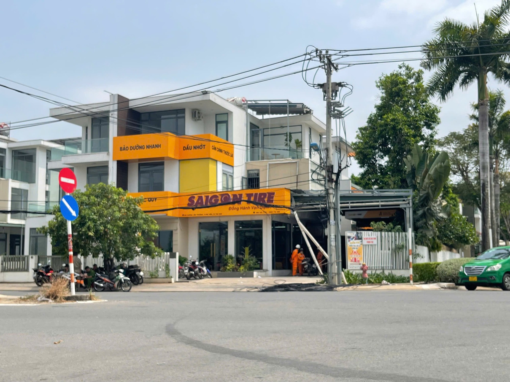 Một c&ocirc;ng nh&acirc;n bị điện giật nguy kịch ở TP Thủ Đức- Ảnh 1.