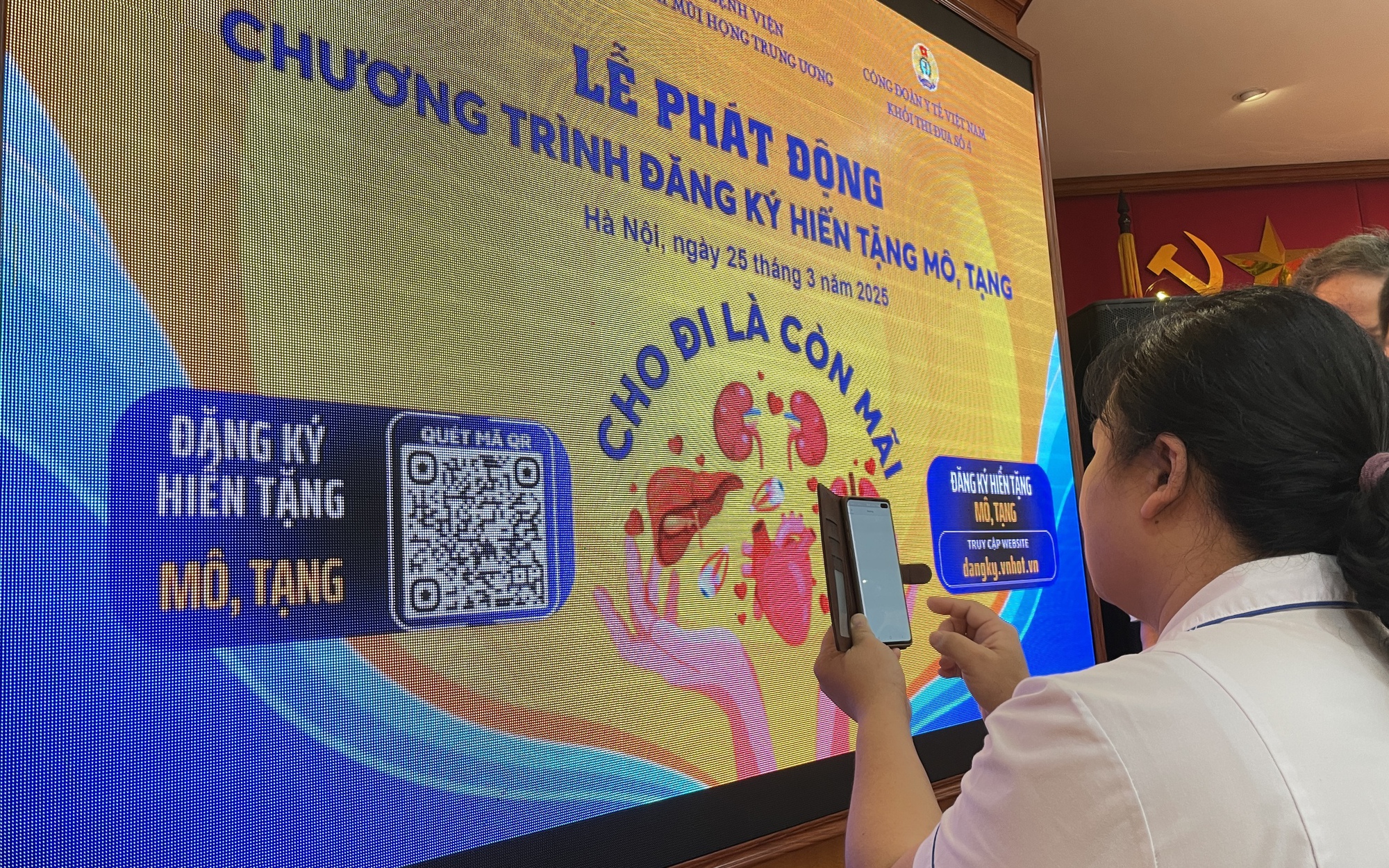Nhân viên y tế đồng loạt đăng ký hiến mô, tạng