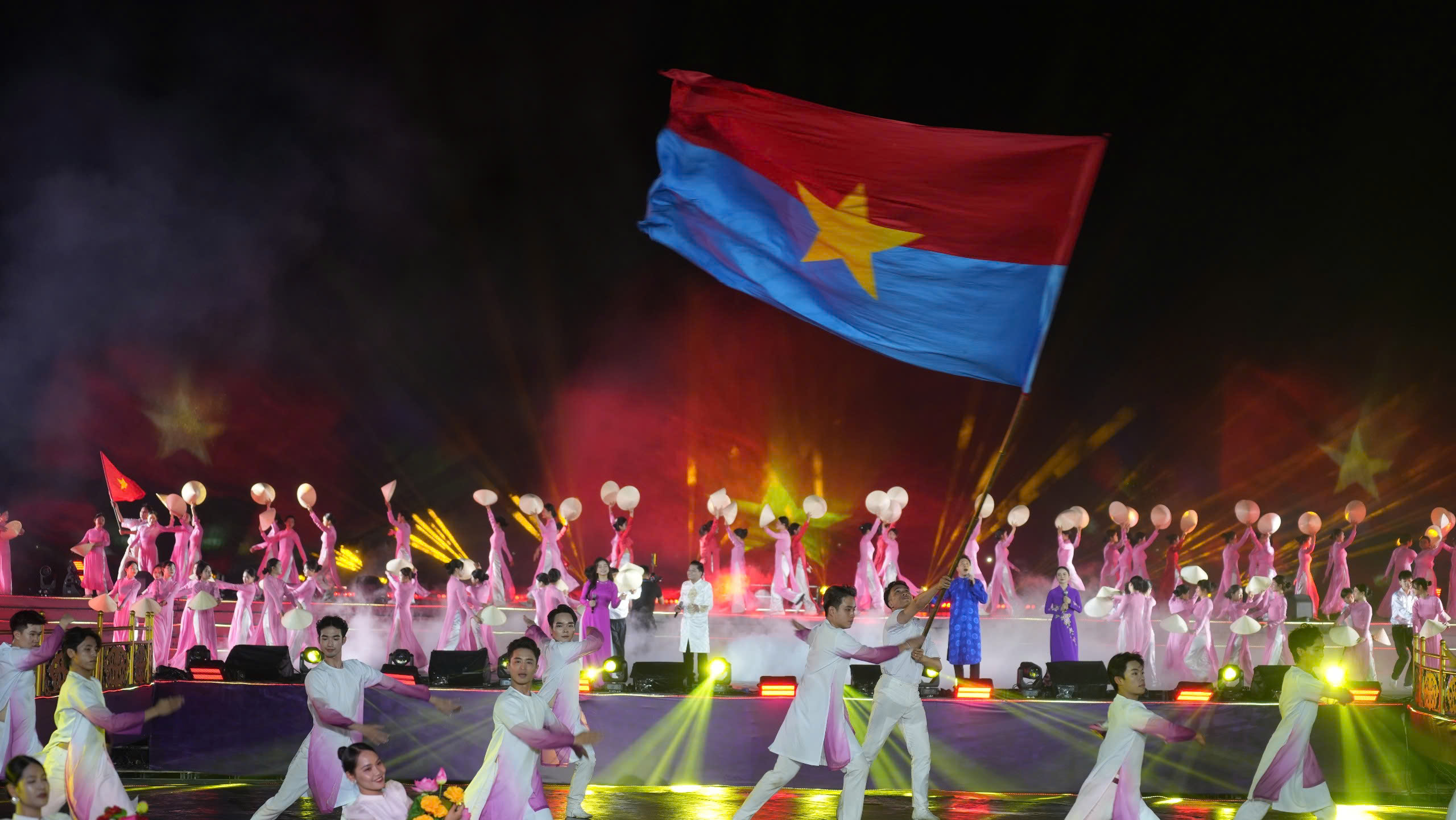Ngắm ph&aacute;o hoa v&agrave; những h&igrave;nh ảnh "độc, lạ" tại lễ khai mạc Năm Du lịch quốc gia - Huế 2025- Ảnh 17.