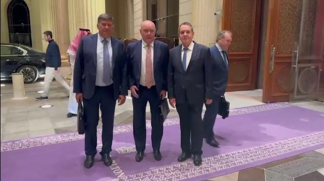 Hình ảnh phái đoàn Nga tới Ả Rập Saudi đàm phán với phái đoàn Mỹ về vấn đề Ukraine. Ảnh: Sky News