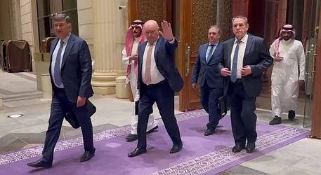 Ph&aacute;i đo&agrave;n đ&agrave;m ph&aacute;n của Nga tại Riyadh ng&agrave;y 24-3. Ảnh: RT/Bộ Ngoại giao Nga