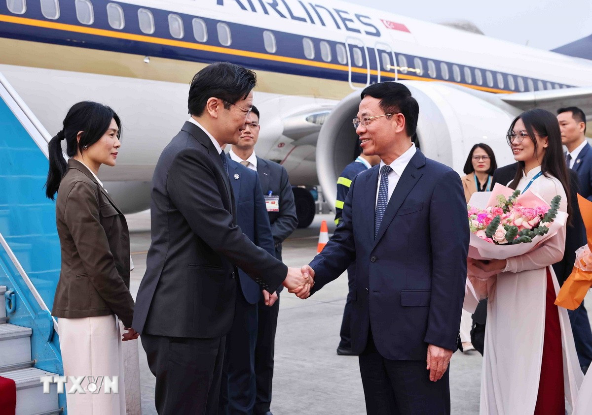 Bộ trưởng Nguyễn Mạnh H&ugrave;ng đ&oacute;n Thủ tướng Singapore v&agrave; Phu nh&acirc;n tại s&acirc;n bay Nội B&agrave;i- Ảnh 1.