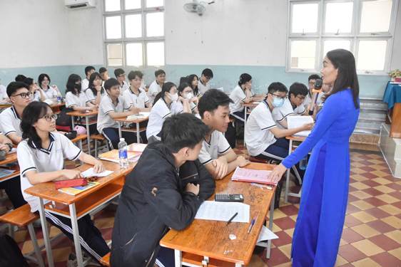 Học sinh lớp 12 Trường THPT Ten Lơ Man, TP HCM tích cực ôn luyện cho kỳ thi tốt nghiệp Ảnh: TẤN THẠNH