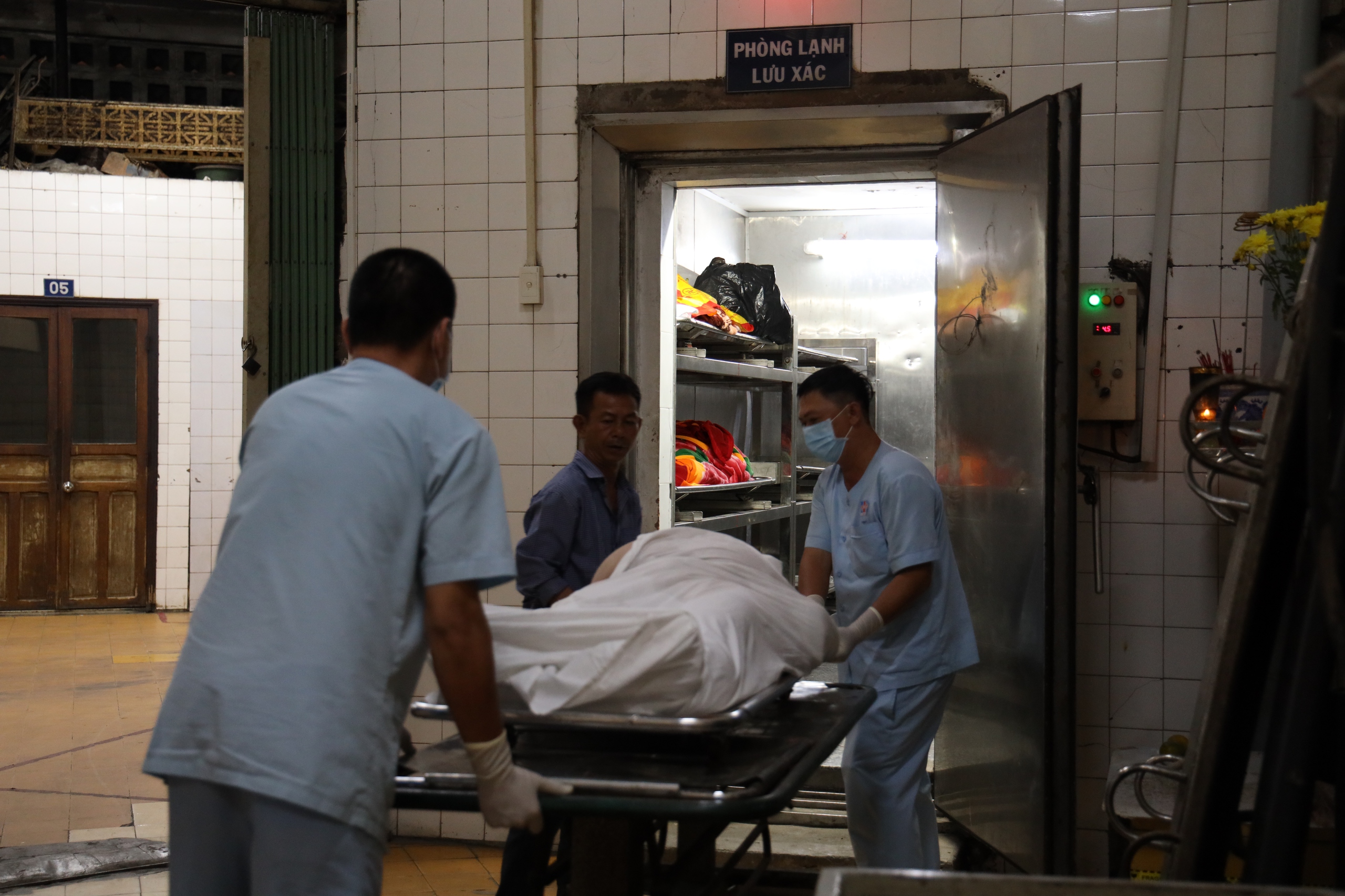 23 giờ đêm 14-3, nhân viên Nhà tang lễ Bệnh viện Nguyễn Tri Phương hoàn tất việc tắm rửa và đưa thi hài vào phòng lưu xác