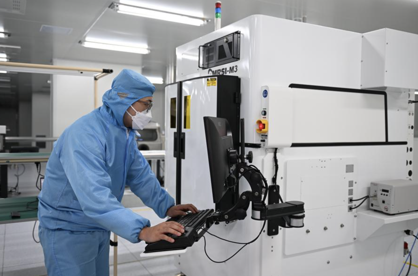Một nhân viên điều chỉnh thiết bị sản xuất chip tại cơ sở thử nghiệm ở Trung tâm Đổi mới Khoa học và Công nghệ Xiong’an ở tỉnh Hà Bắc - Trung Quốc Ảnh: TÂN HOA XÃ