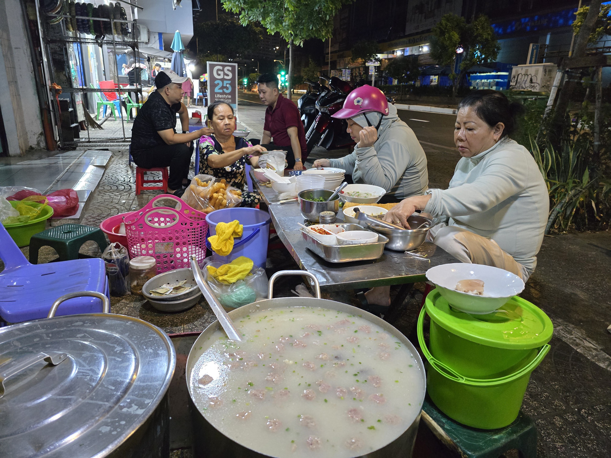 H&agrave;ng ch&aacute;o gi&ograve; heo ở TP HCM b&aacute;n "giờ nghiệt ng&atilde;" nhưng nhiều người th&iacute;ch, v&igrave; sao?- Ảnh 1.