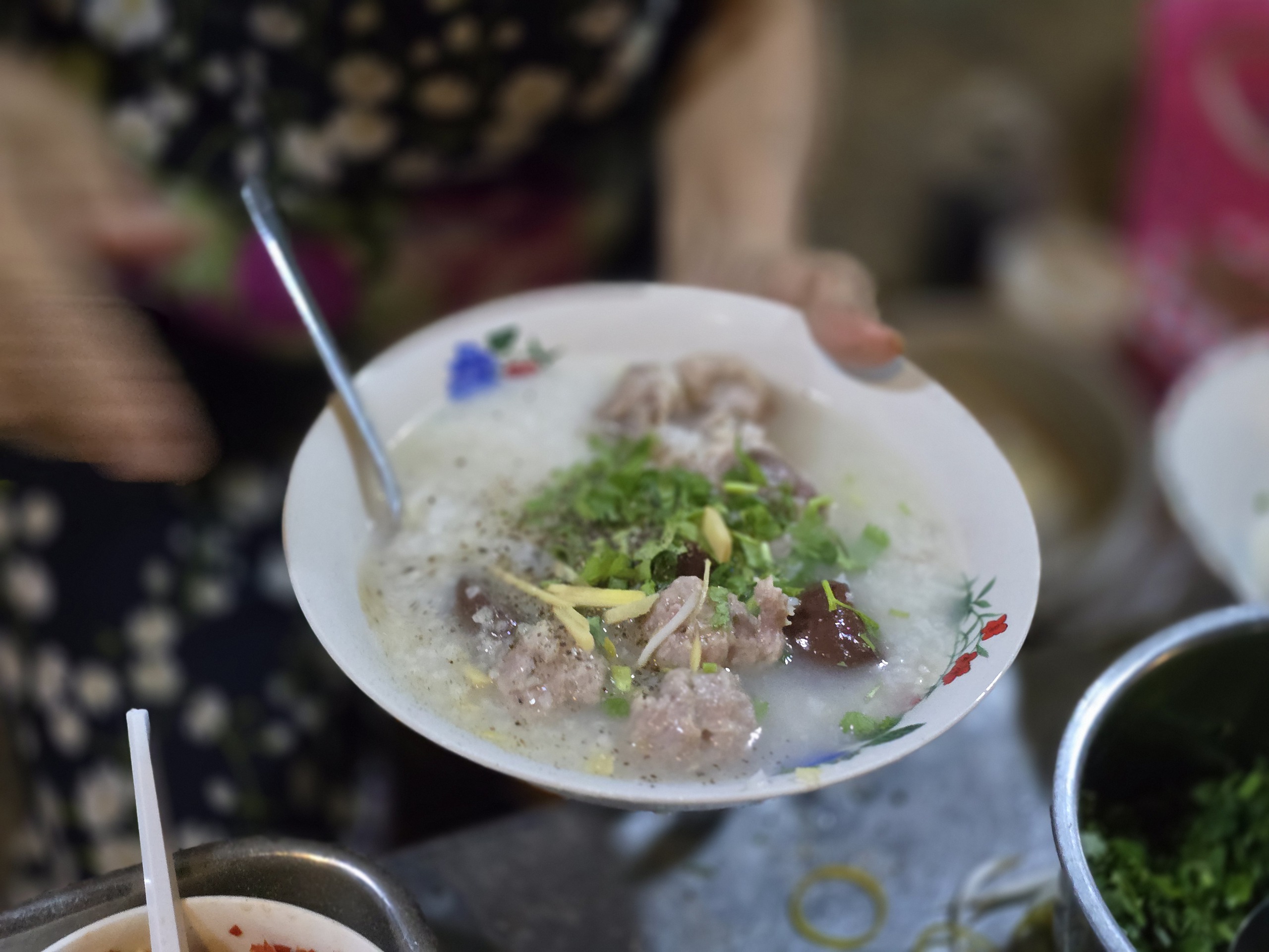 H&agrave;ng ch&aacute;o gi&ograve; heo ở TP HCM b&aacute;n "giờ nghiệt ng&atilde;" nhưng nhiều người th&iacute;ch, v&igrave; sao?- Ảnh 3.