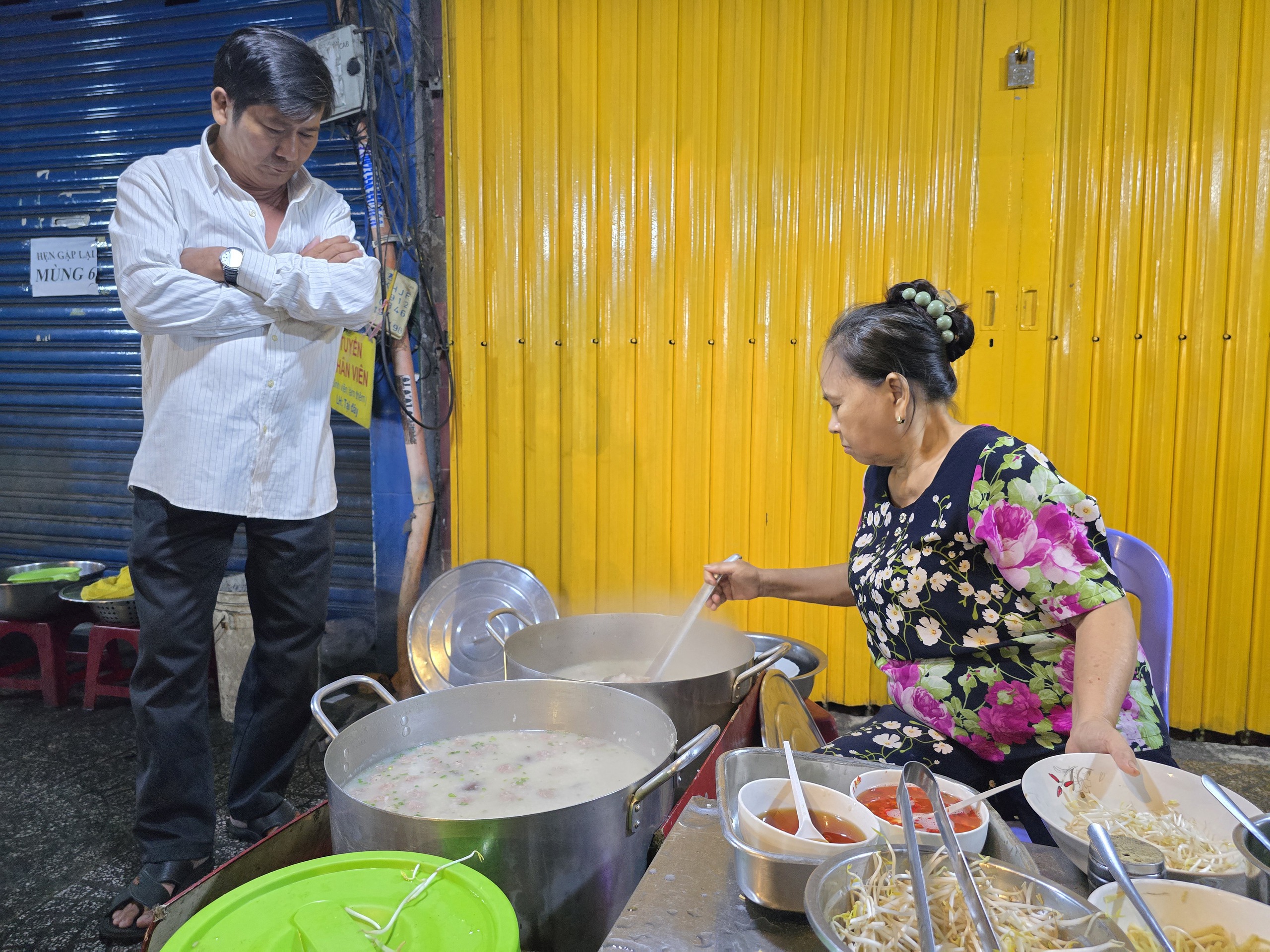H&agrave;ng ch&aacute;o gi&ograve; heo ở TP HCM b&aacute;n "giờ nghiệt ng&atilde;" nhưng nhiều người th&iacute;ch, v&igrave; sao?- Ảnh 5.