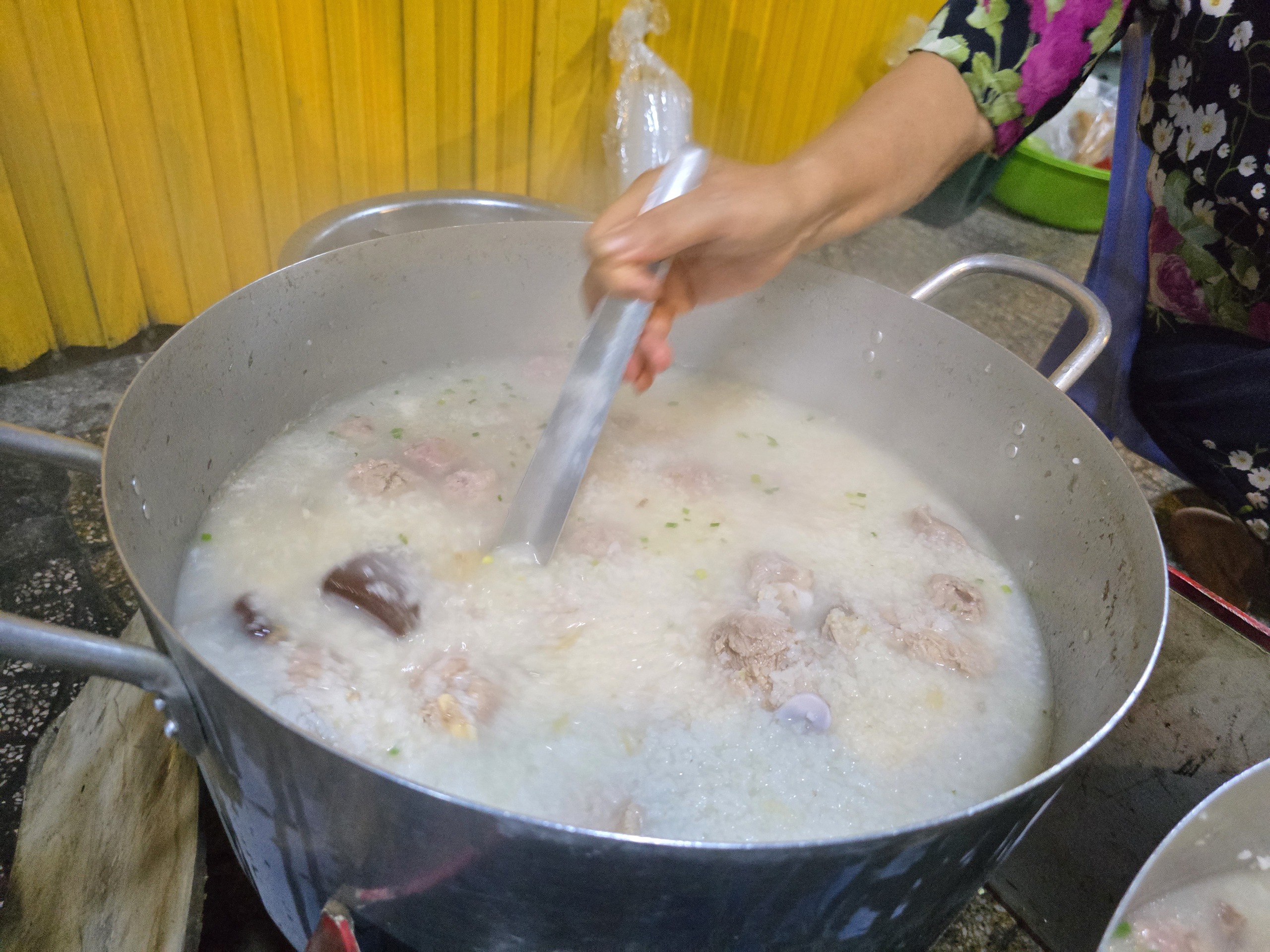 H&agrave;ng ch&aacute;o gi&ograve; heo ở TP HCM b&aacute;n "giờ nghiệt ng&atilde;" nhưng nhiều người th&iacute;ch, v&igrave; sao?- Ảnh 7.