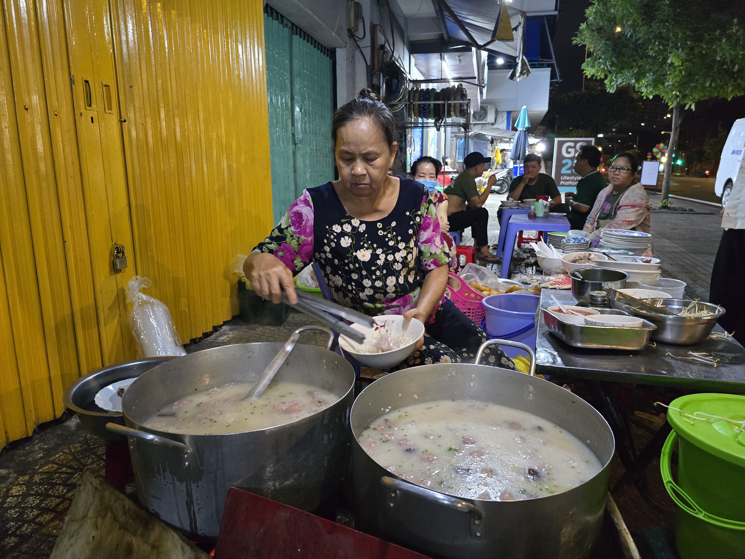 H&agrave;ng ch&aacute;o gi&ograve; heo ở TP HCM b&aacute;n "giờ nghiệt ng&atilde;" nhưng nhiều người th&iacute;ch, v&igrave; sao?- Ảnh 10.