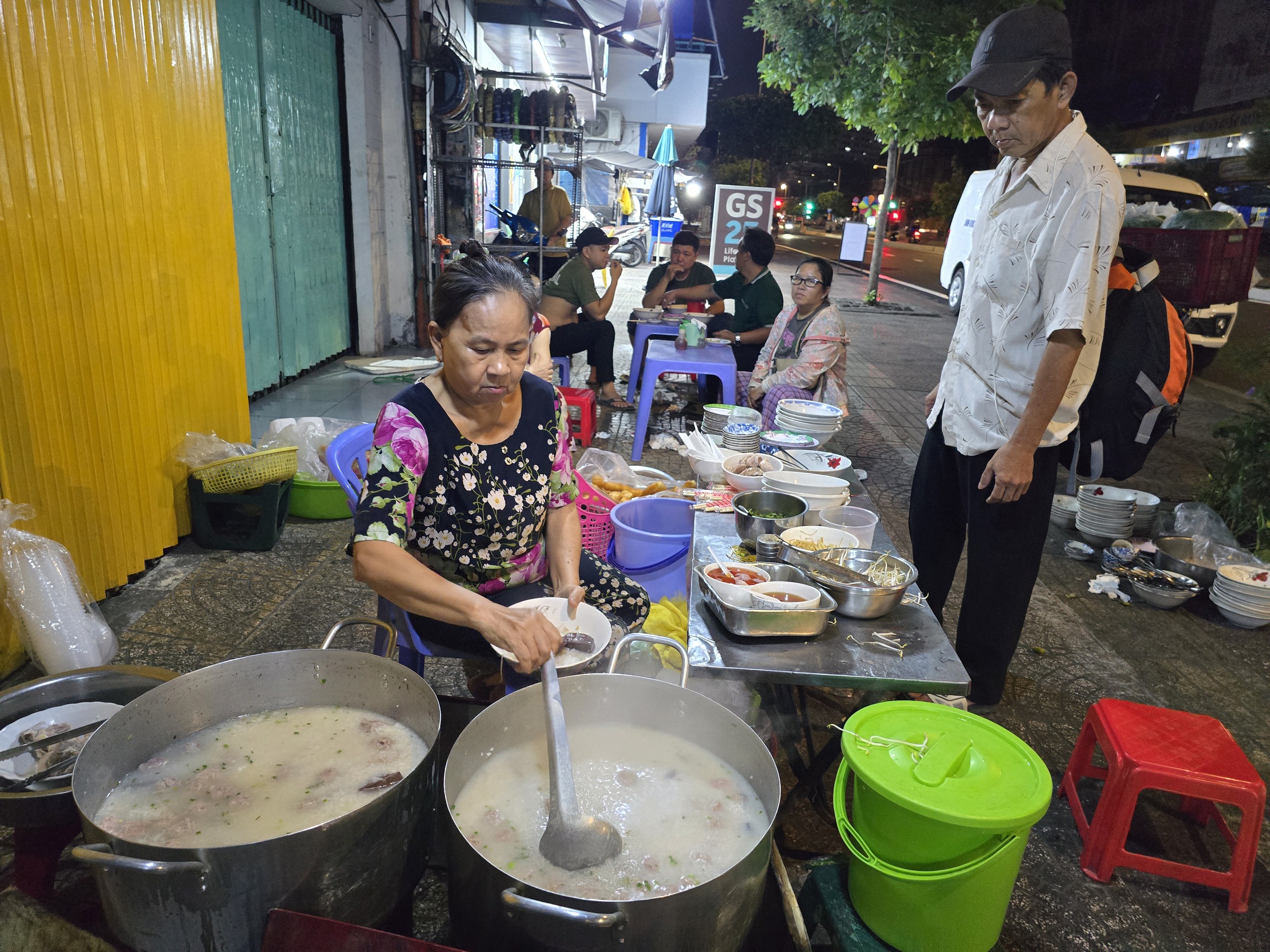 H&agrave;ng ch&aacute;o gi&ograve; heo ở TP HCM b&aacute;n "giờ nghiệt ng&atilde;" nhưng nhiều người th&iacute;ch, v&igrave; sao?- Ảnh 8.