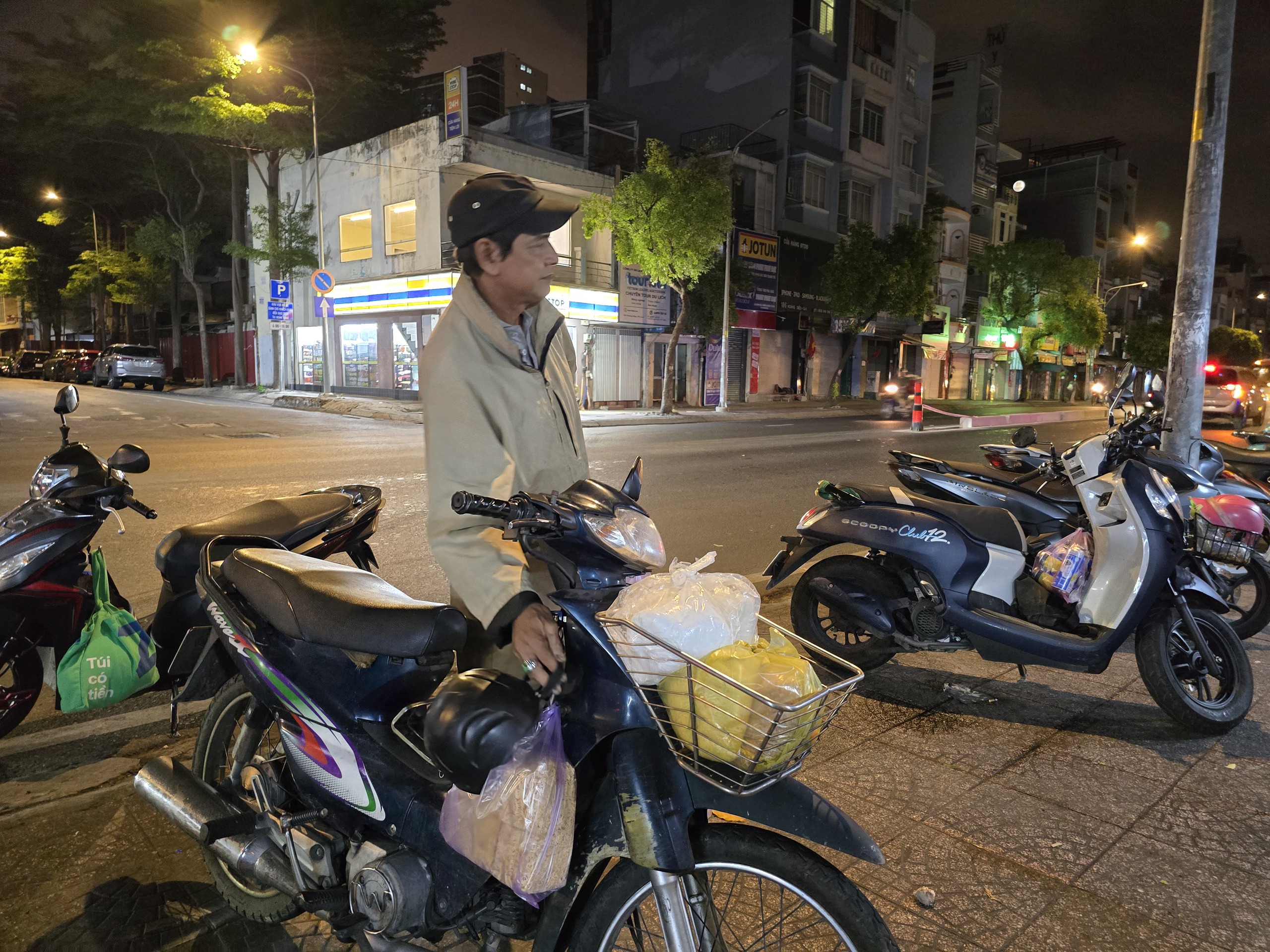 H&agrave;ng ch&aacute;o gi&ograve; heo ở TP HCM b&aacute;n "giờ nghiệt ng&atilde;" nhưng nhiều người th&iacute;ch, v&igrave; sao?- Ảnh 11.