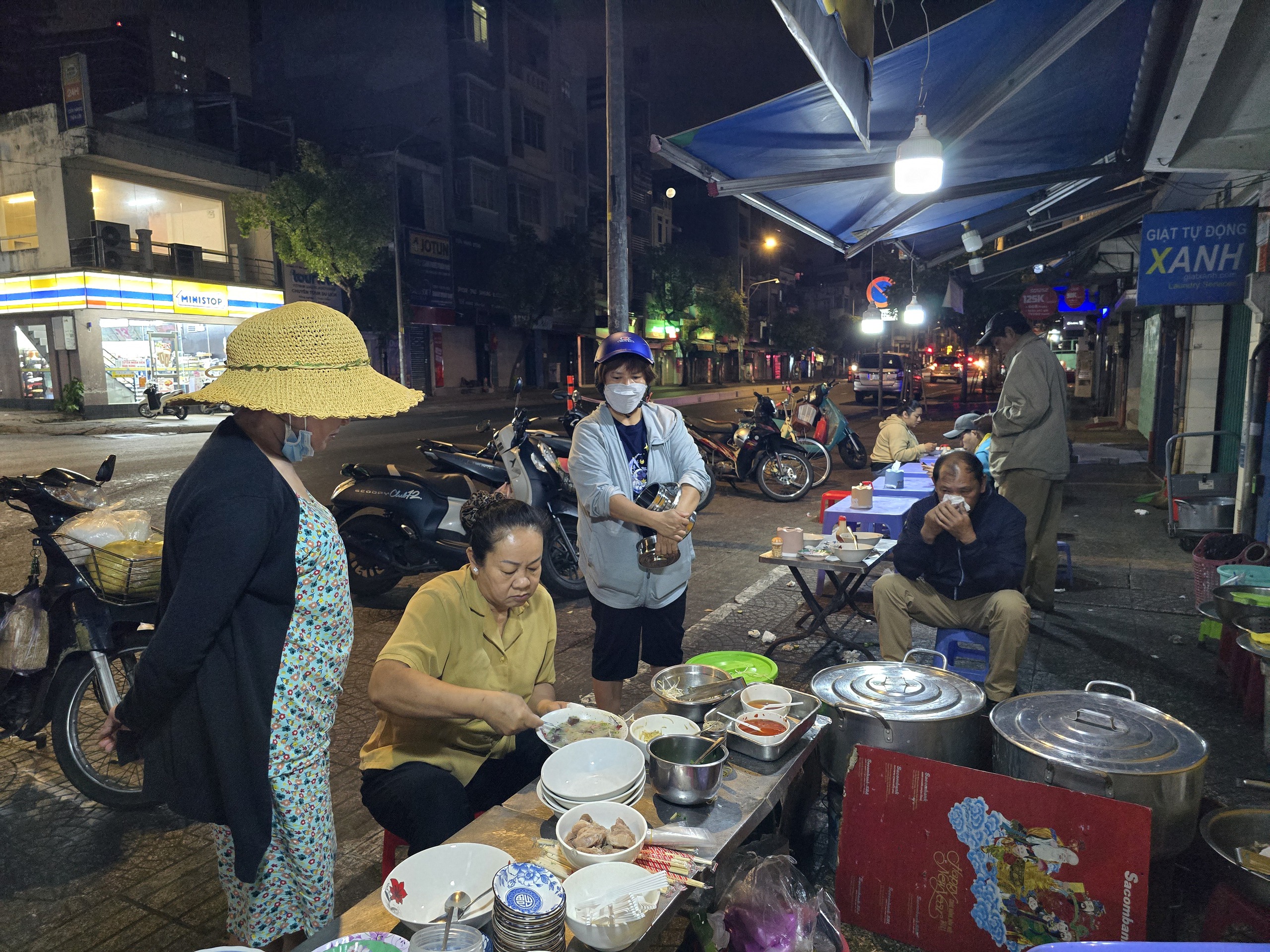 H&agrave;ng ch&aacute;o gi&ograve; heo ở TP HCM b&aacute;n "giờ nghiệt ng&atilde;" nhưng nhiều người th&iacute;ch, v&igrave; sao?- Ảnh 12.