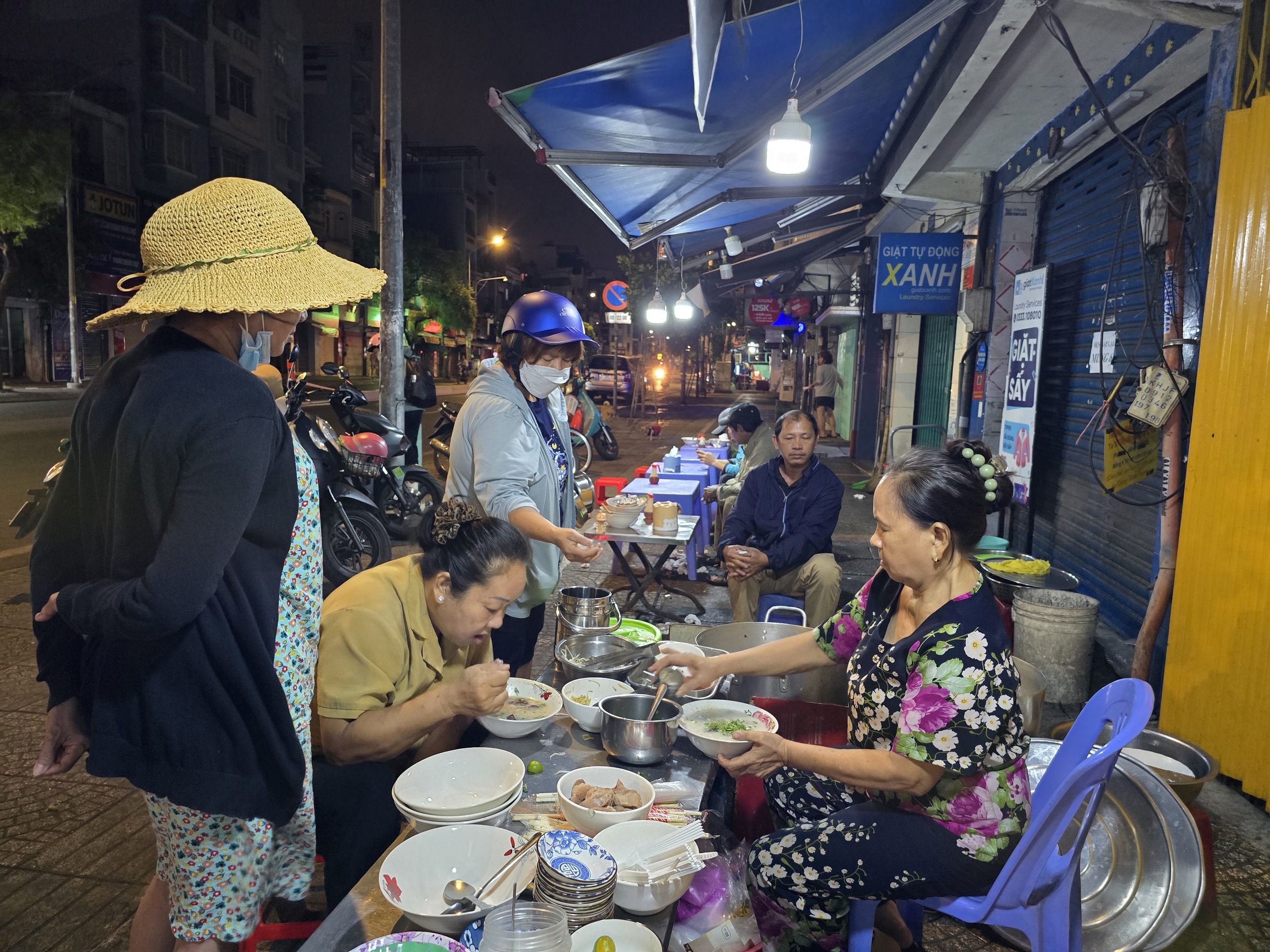 H&agrave;ng ch&aacute;o gi&ograve; heo ở TP HCM b&aacute;n "giờ nghiệt ng&atilde;" nhưng nhiều người th&iacute;ch, v&igrave; sao?- Ảnh 6.
