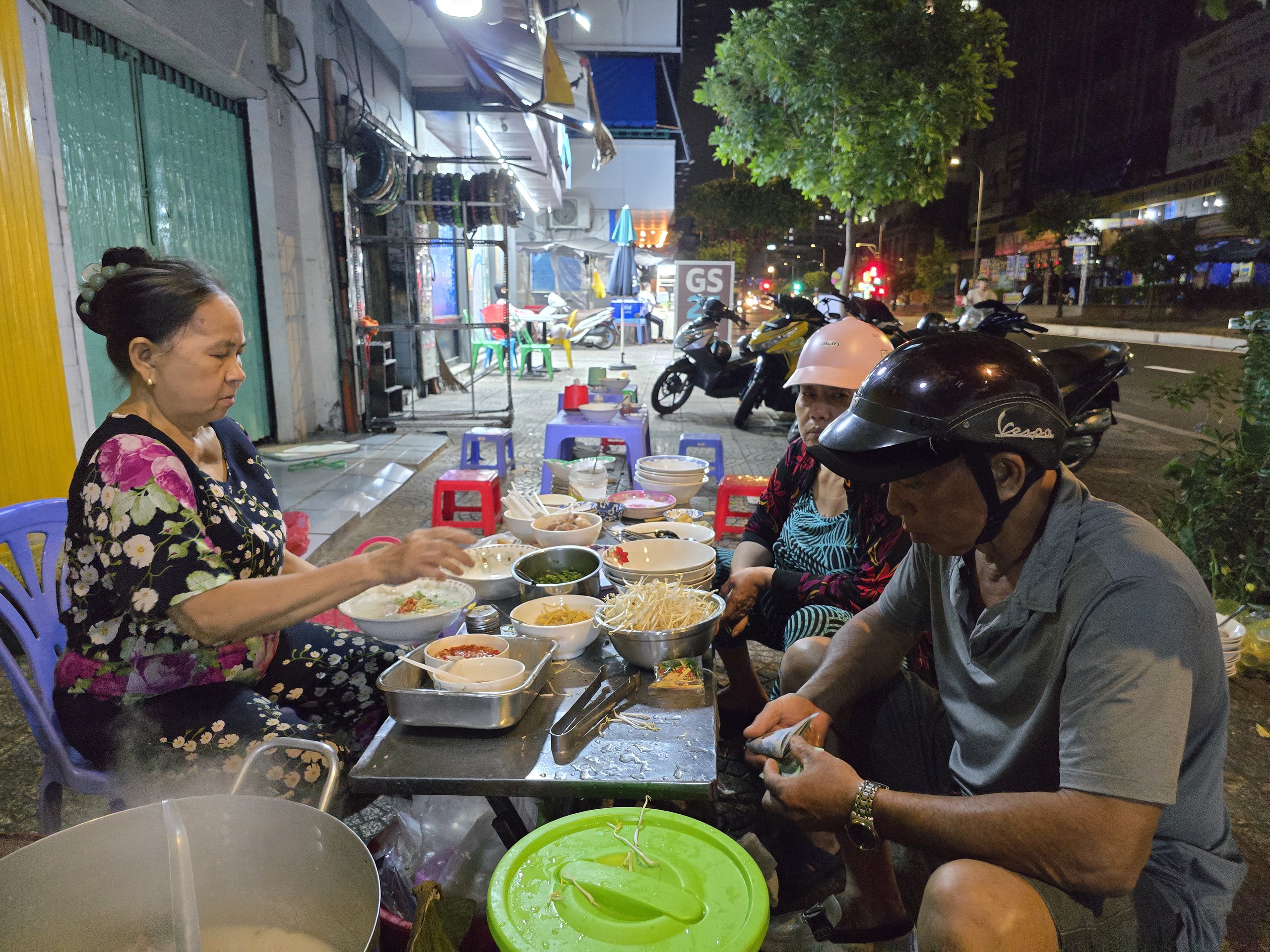 H&agrave;ng ch&aacute;o gi&ograve; heo ở TP HCM b&aacute;n "giờ nghiệt ng&atilde;" nhưng nhiều người th&iacute;ch, v&igrave; sao?- Ảnh 9.