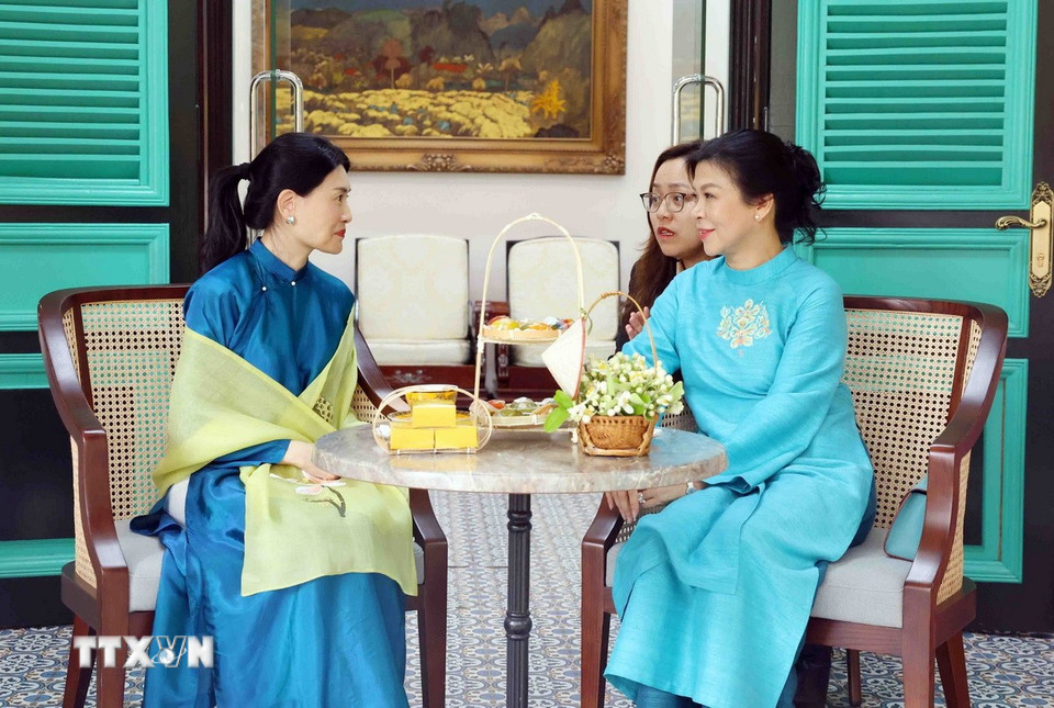Phu nhân Tổng Bí thư tặng áo dài cho phu nhân Thủ tướng Singapore- Ảnh 5.