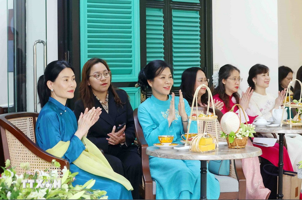 Phu nhân Tổng Bí thư tặng áo dài cho phu nhân Thủ tướng Singapore- Ảnh 6.