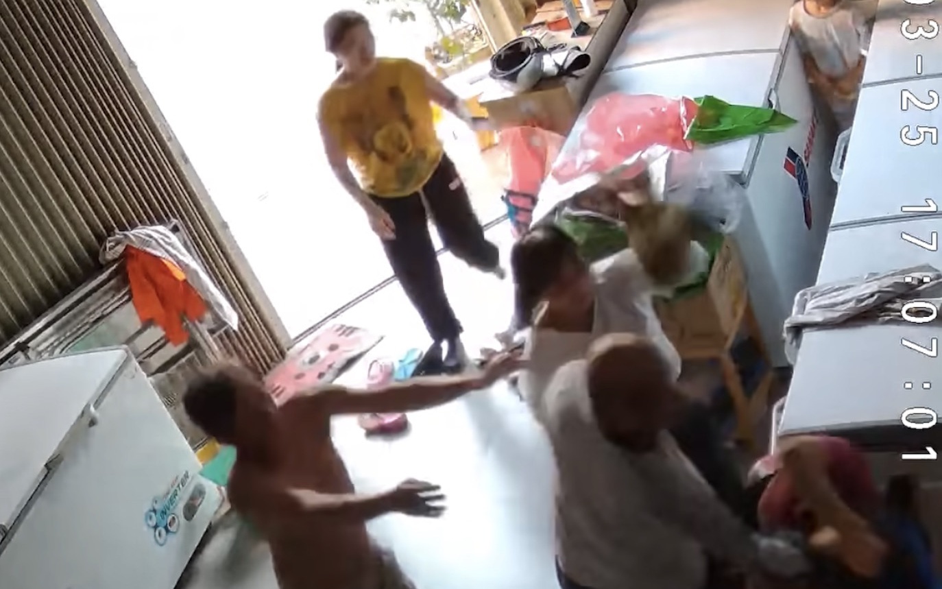 CLIP: Bất ngờ với lý do bé 7 tuổi bị vợ chồng hàng xóm hành hung