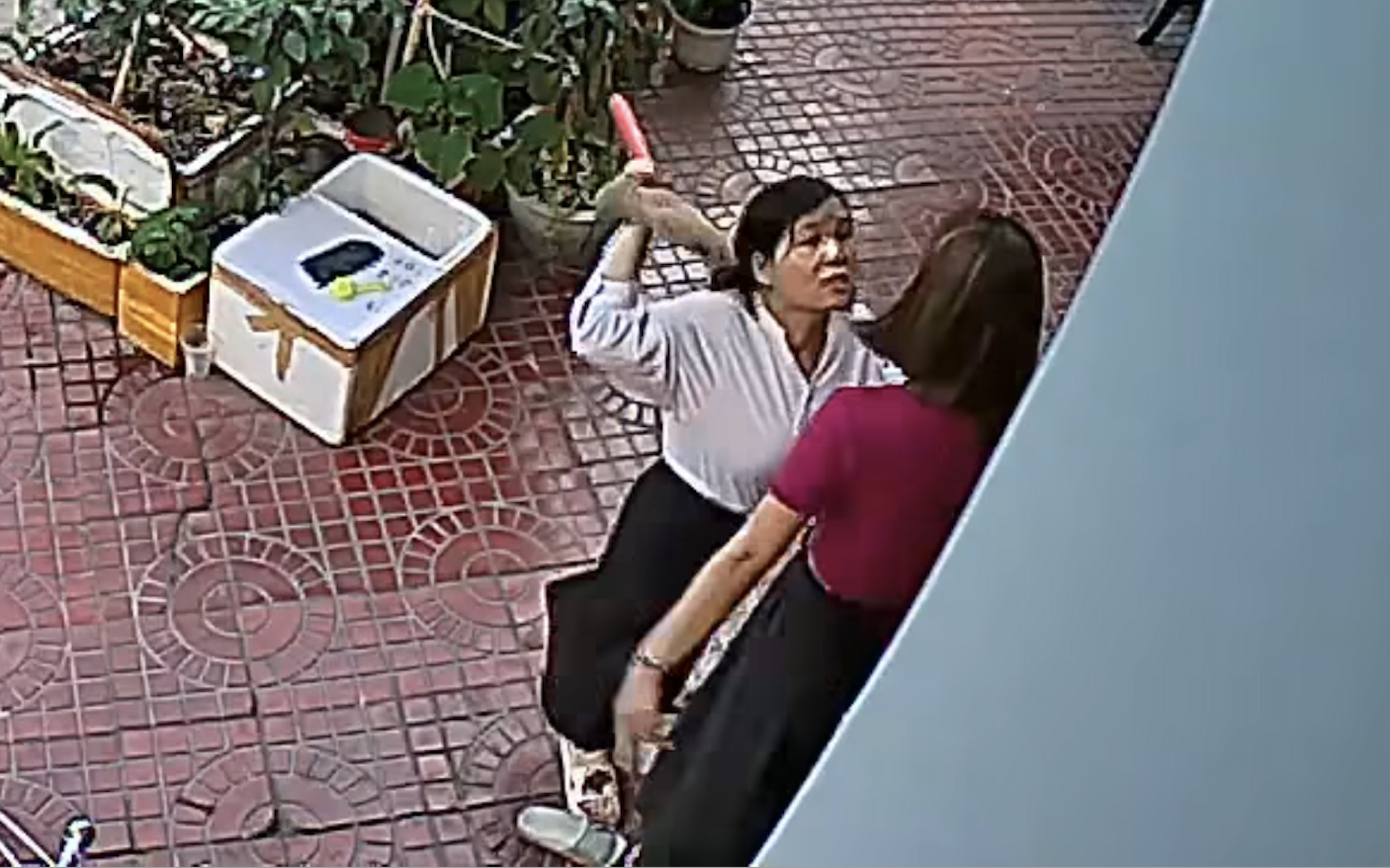 Hai mẹ con bị vợ chồng hàng xóm chửi bới, đánh tới tấp trước cửa nhà