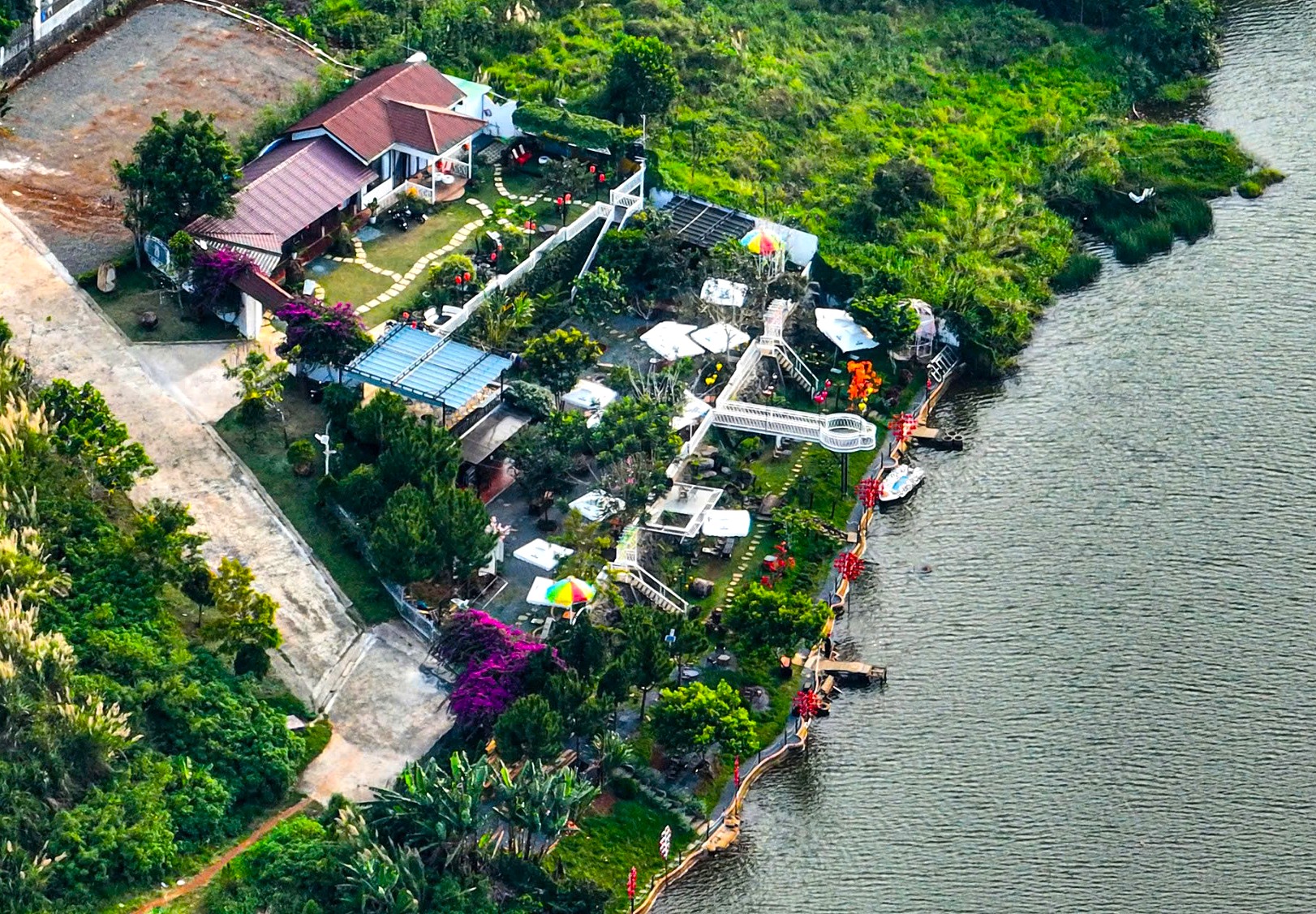 L&acirc;m Đồng: Qu&aacute;n c&agrave; ph&ecirc; "khủng" lấn chiếm hồ Nam Phương- Ảnh 1.