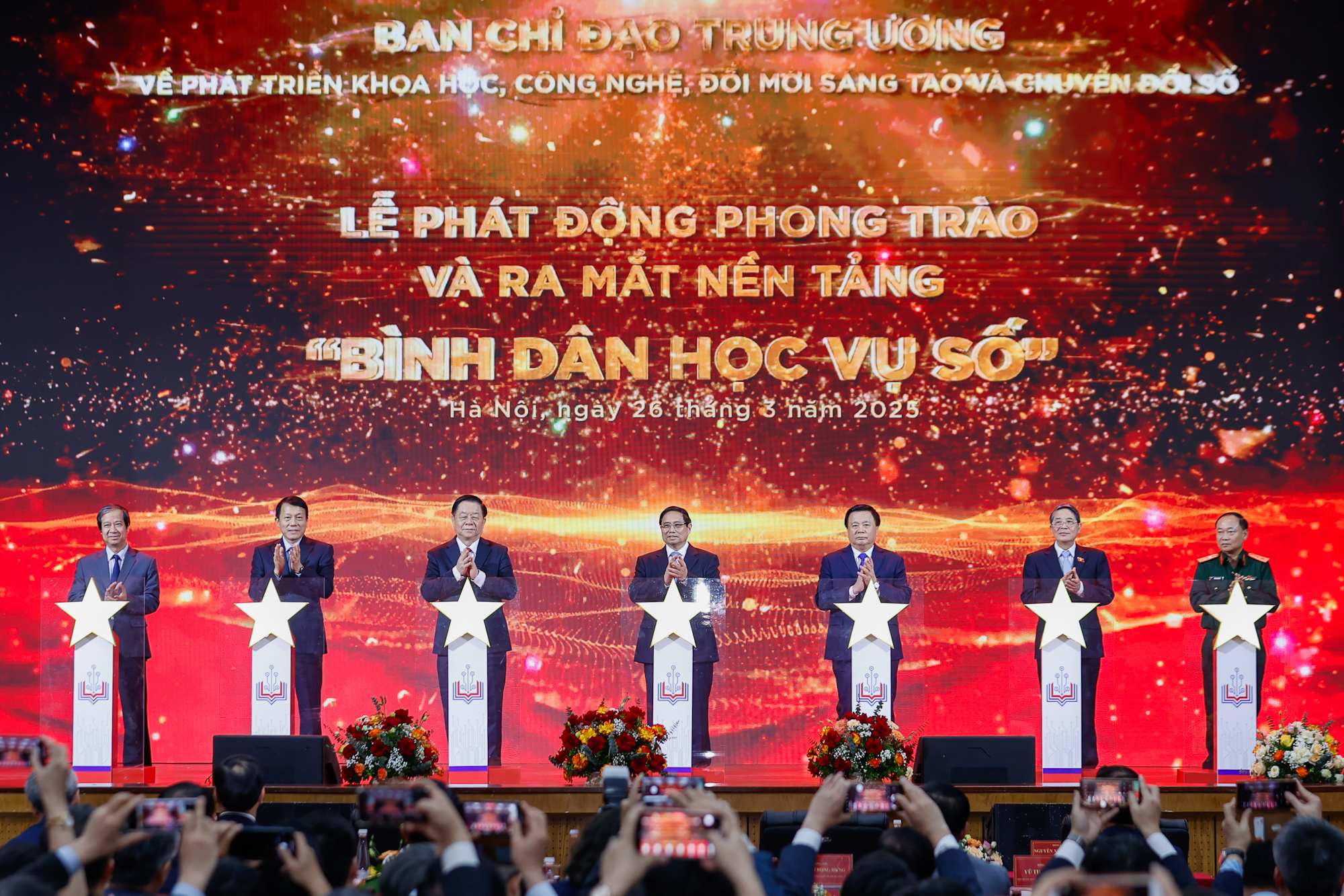 Ph&aacute;t động phong tr&agrave;o "B&igrave;nh d&acirc;n học vụ số" với tinh thần "Đi từng ng&otilde;, đến từng nh&agrave;"- Ảnh 1.
