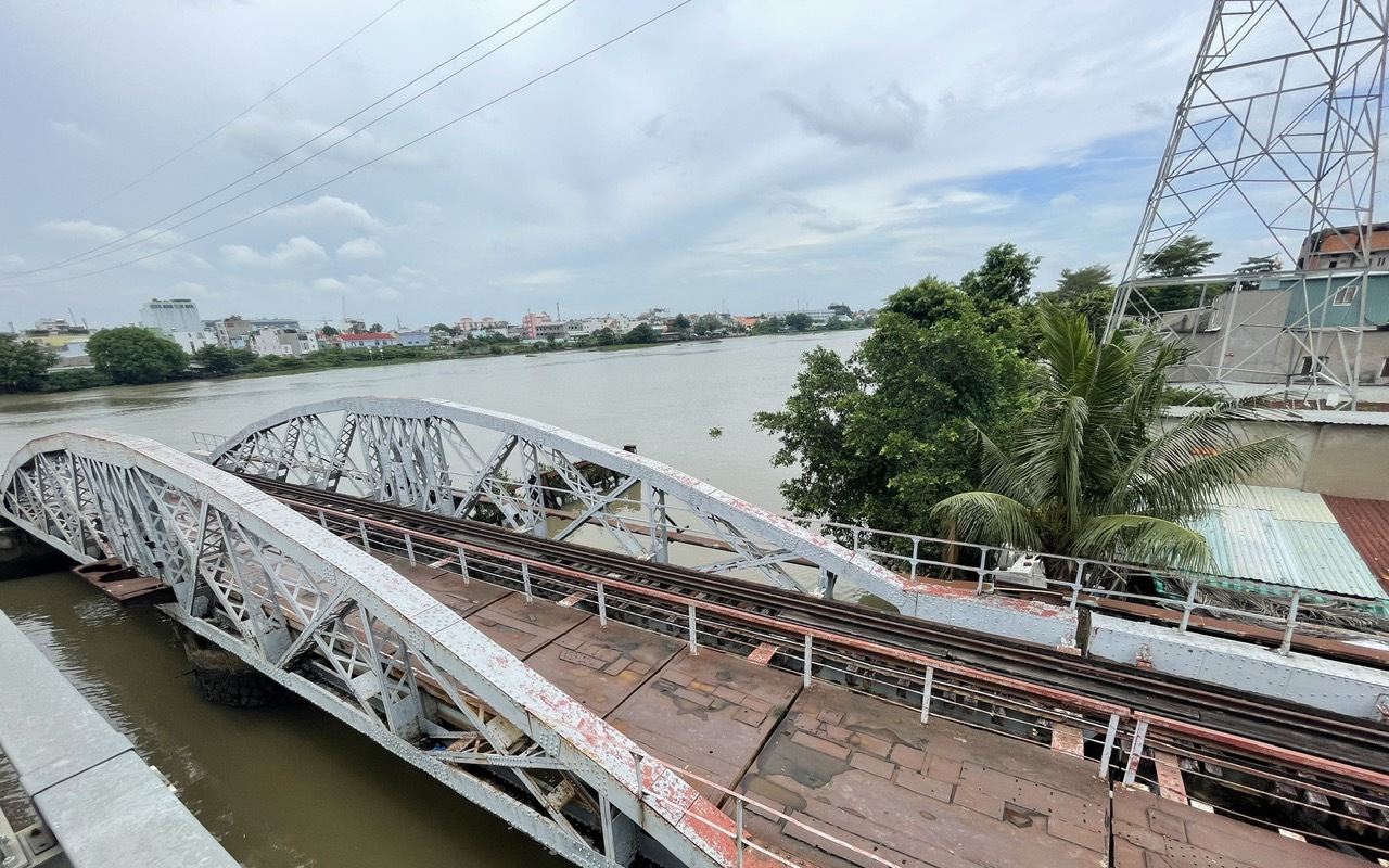 TP HCM: Cầu đường sắt Bình Lợi cũ và tháp canh đã “có chủ”