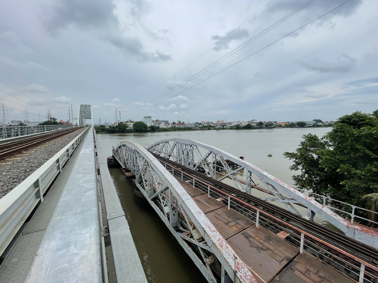 TP HCM: Cầu đường sắt Bình Lợi cũ và tháp canh đã “có chủ”- Ảnh 1.