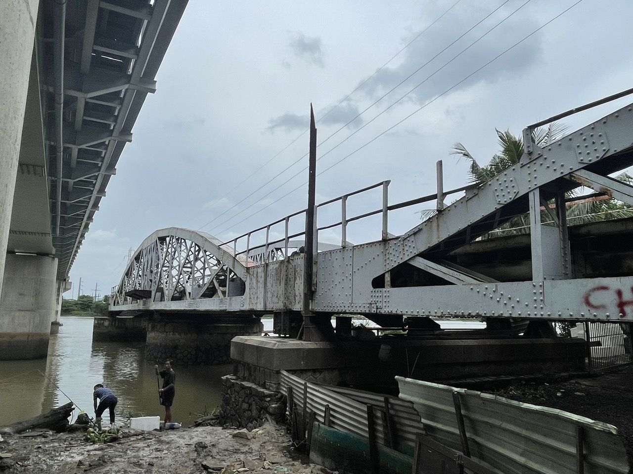 TP HCM: Cầu đường sắt Bình Lợi cũ và tháp canh đã “có chủ”- Ảnh 2.