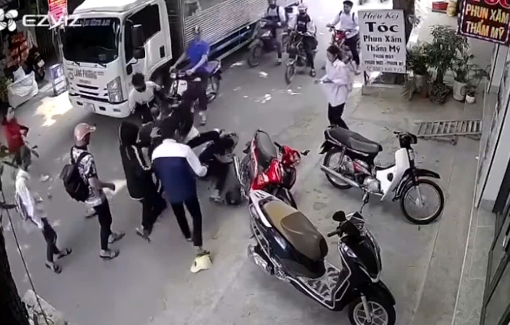 Đang chở bạn g&aacute;i đi học về, nam sinh bị chặn đường đ&aacute;nh "hội đồng"- Ảnh 1.