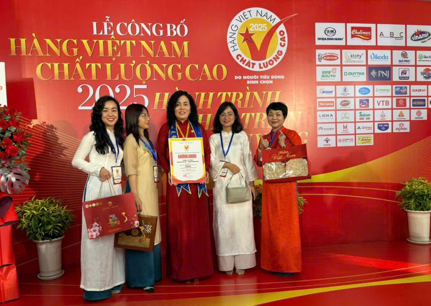 Yến Helen Kh&aacute;nh H&ograve;a đạt danh hiệu H&agrave;ng Việt Nam chất lượng cao năm 2025- Ảnh 1.