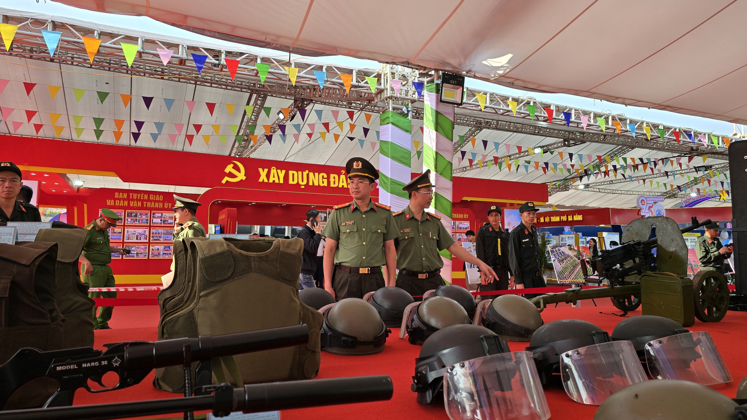 Ngắm kho khí tài quân sự hiện đại tại Triển lãm mừng giải phóng Đà Nẵng- Ảnh 7.